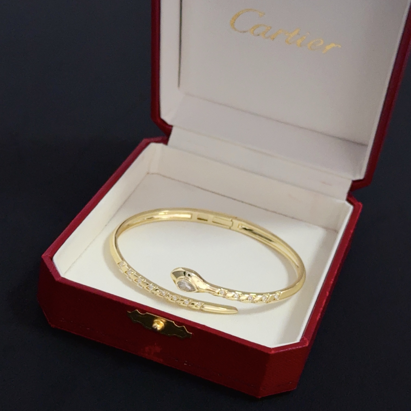 💰130 卡地亚镶钻手镯 高端定制版本 镶嵌钻工艺 V金材质 经典而时尚风格  用凌厉线条重构爱情美学！打破常规，镶嵌钻设计反而成就高级感天花板&mdash;&mdash;无需浮华堆砌，爱本应纯粹如初 卡地亚受众多明星网红的爱戴 豹子系列手镯 绝对是永恒经典 而且男女不限 年龄不限 ！戴上它你就是焦点！