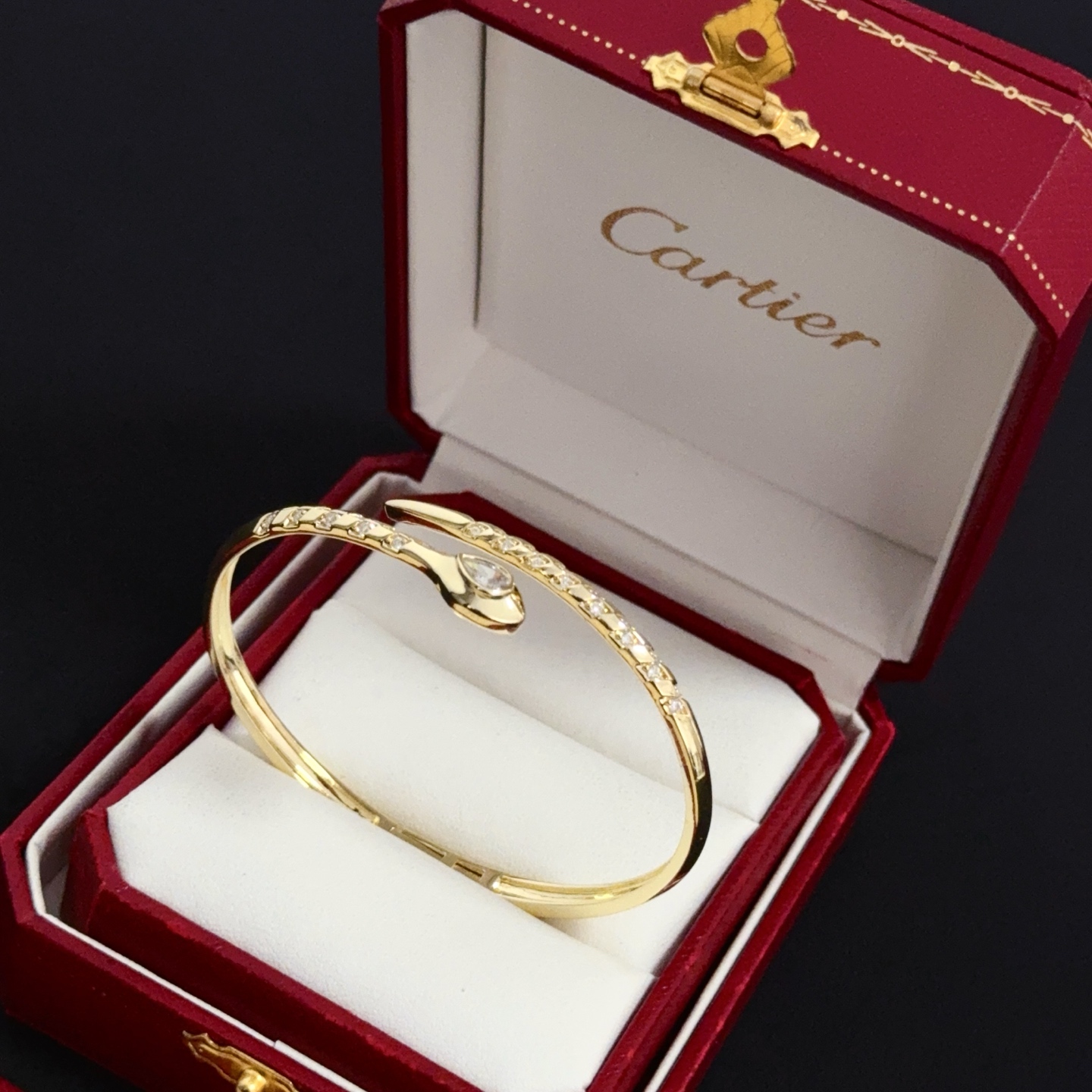 💰130 卡地亚镶钻手镯 高端定制版本 镶嵌钻工艺 V金材质 经典而时尚风格  用凌厉线条重构爱情美学！打破常规，镶嵌钻设计反而成就高级感天花板&mdash;&mdash;无需浮华堆砌，爱本应纯粹如初 卡地亚受众多明星网红的爱戴 豹子系列手镯 绝对是永恒经典 而且男女不限 年龄不限 ！戴上它你就是焦点！