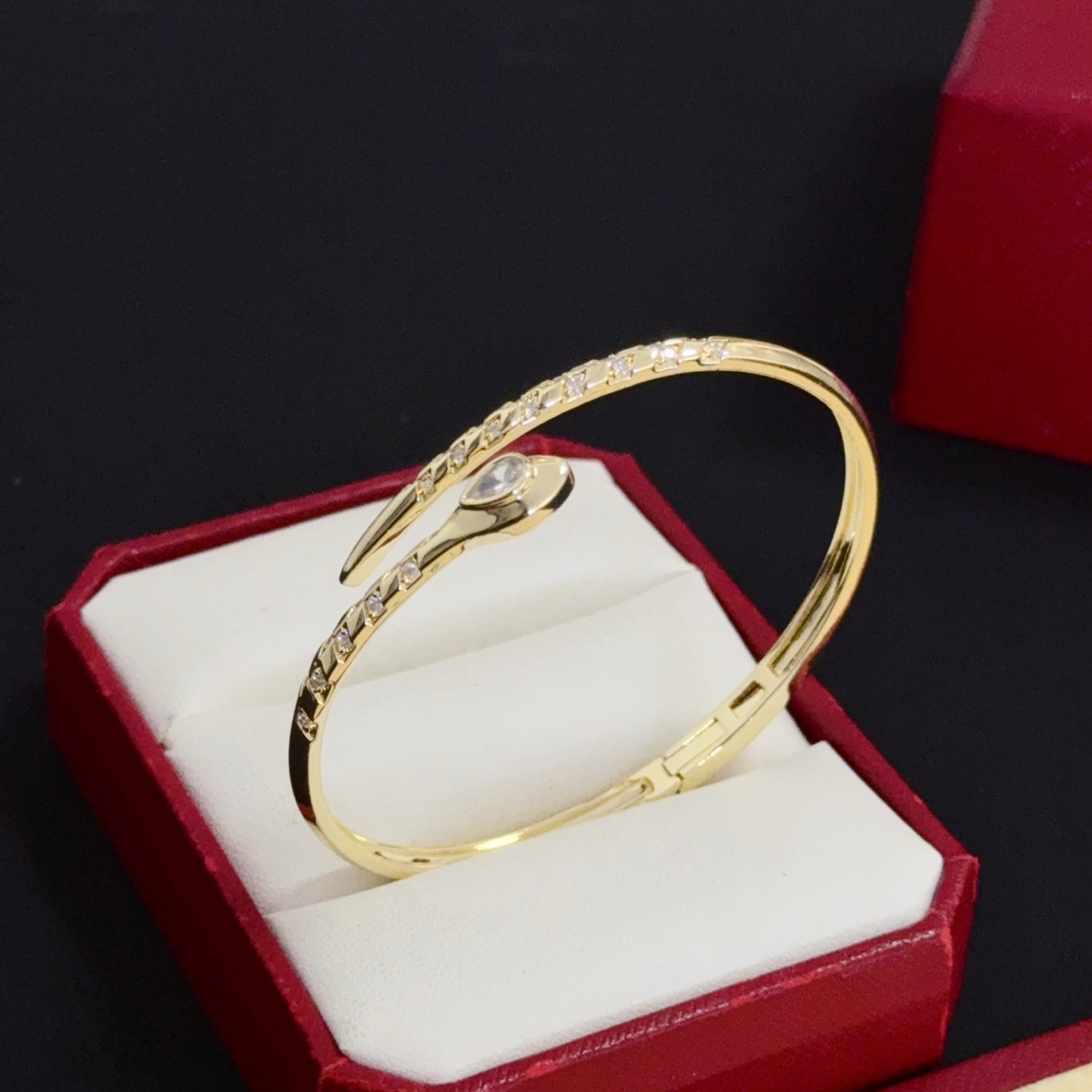 💰130 卡地亚镶钻手镯 高端定制版本 镶嵌钻工艺 V金材质 经典而时尚风格  用凌厉线条重构爱情美学！打破常规，镶嵌钻设计反而成就高级感天花板&mdash;&mdash;无需浮华堆砌，爱本应纯粹如初 卡地亚受众多明星网红的爱戴 豹子系列手镯 绝对是永恒经典 而且男女不限 年龄不限 ！戴上它你就是焦点！