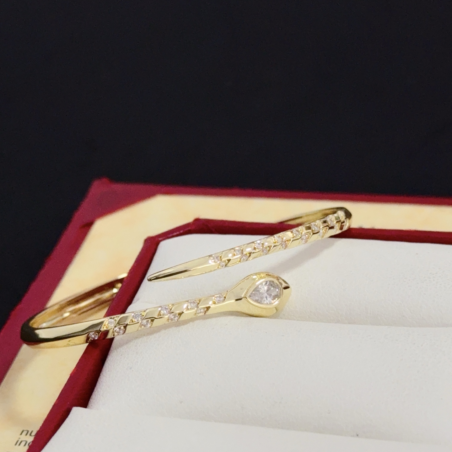 💰130 卡地亚镶钻手镯 高端定制版本 镶嵌钻工艺 V金材质 经典而时尚风格  用凌厉线条重构爱情美学！打破常规，镶嵌钻设计反而成就高级感天花板&mdash;&mdash;无需浮华堆砌，爱本应纯粹如初 卡地亚受众多明星网红的爱戴 豹子系列手镯 绝对是永恒经典 而且男女不限 年龄不限 ！戴上它你就是焦点！