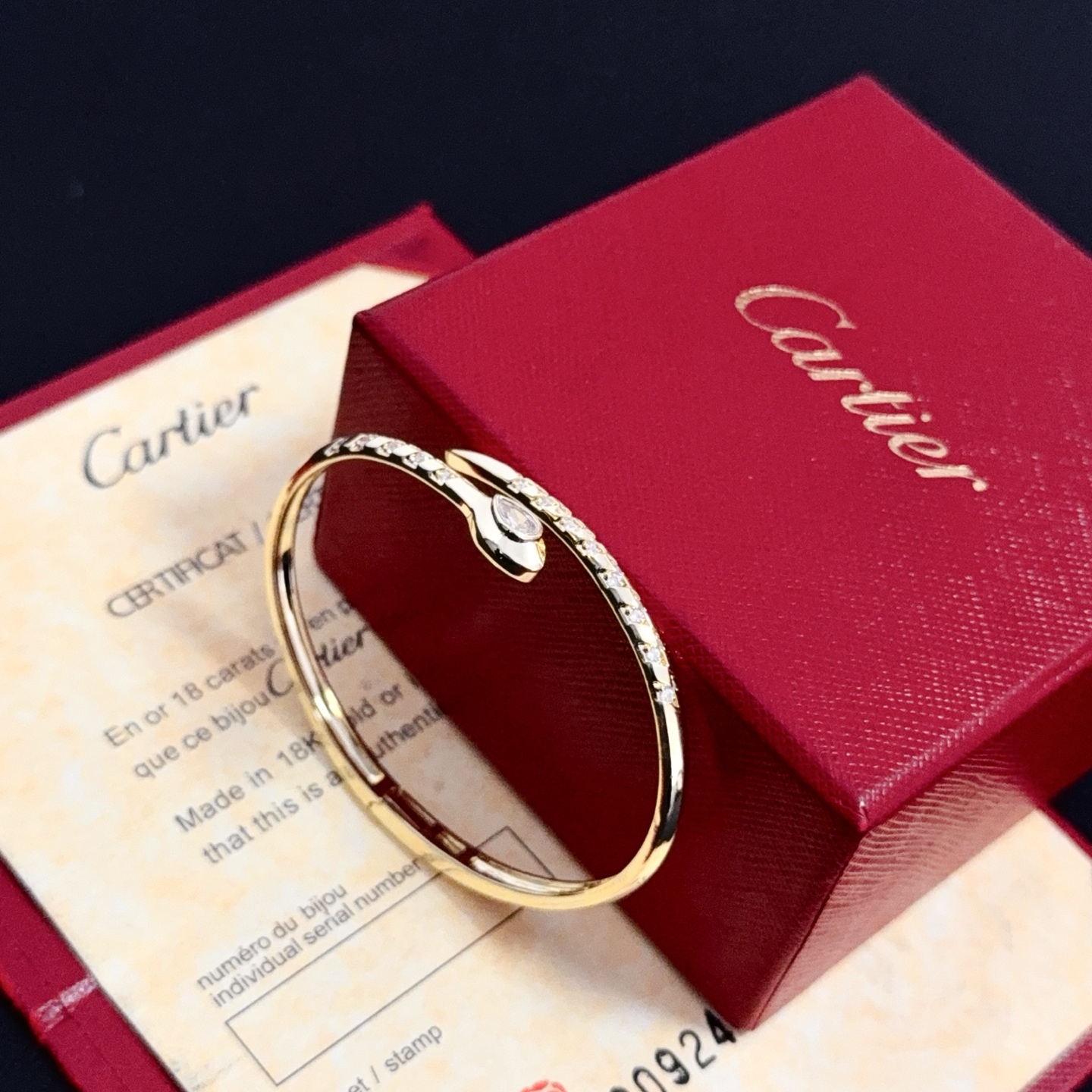 💰130 卡地亚镶钻手镯 高端定制版本 镶嵌钻工艺 V金材质 经典而时尚风格  用凌厉线条重构爱情美学！打破常规，镶嵌钻设计反而成就高级感天花板&mdash;&mdash;无需浮华堆砌，爱本应纯粹如初 卡地亚受众多明星网红的爱戴 豹子系列手镯 绝对是永恒经典 而且男女不限 年龄不限 ！戴上它你就是焦点！