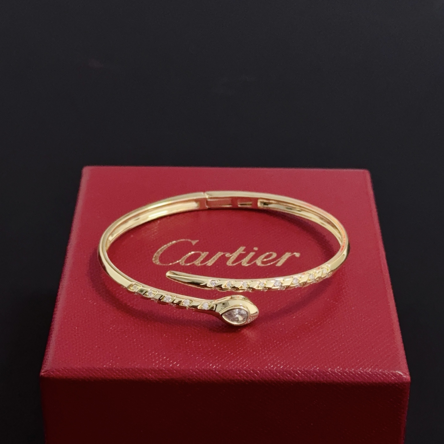 💰130 卡地亚镶钻手镯 高端定制版本 镶嵌钻工艺 V金材质 经典而时尚风格  用凌厉线条重构爱情美学！打破常规，镶嵌钻设计反而成就高级感天花板&mdash;&mdash;无需浮华堆砌，爱本应纯粹如初 卡地亚受众多明星网红的爱戴 豹子系列手镯 绝对是永恒经典 而且男女不限 年龄不限 ！戴上它你就是焦点！