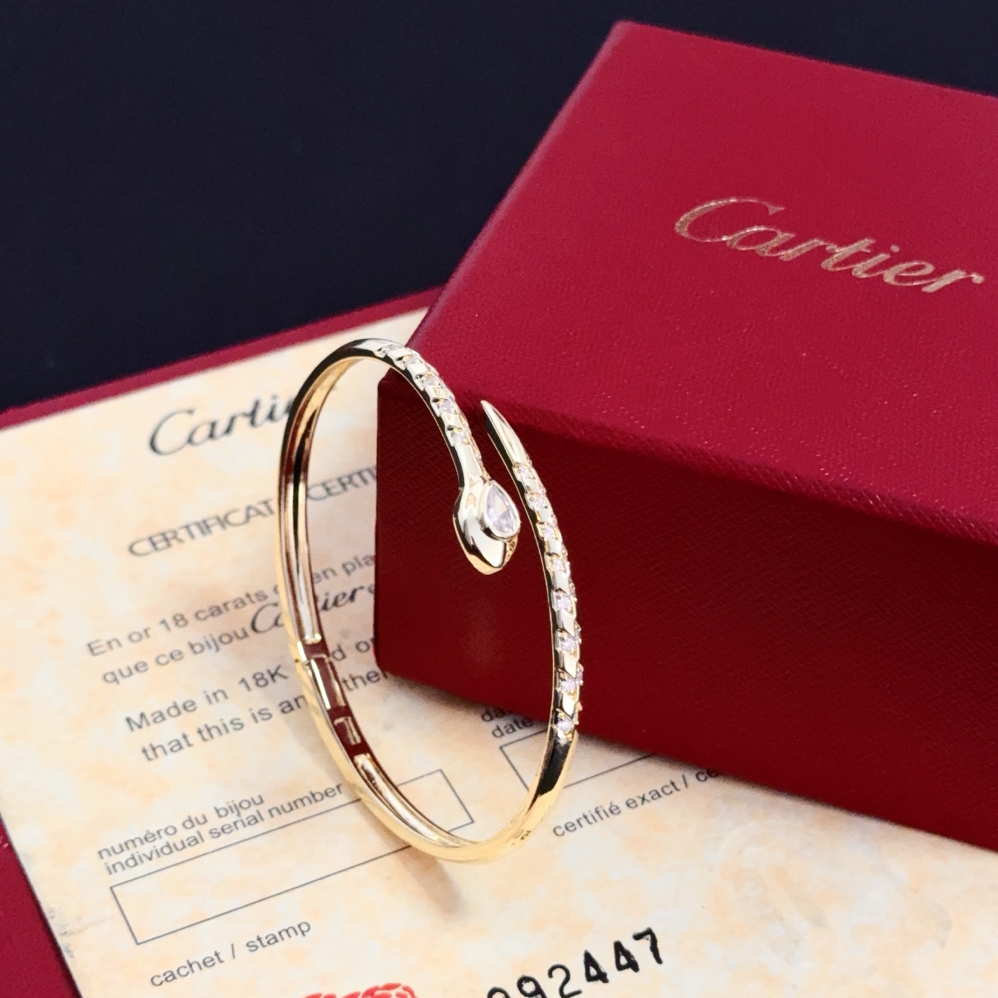 💰130 卡地亚镶钻手镯 高端定制版本 镶嵌钻工艺 V金材质 经典而时尚风格  用凌厉线条重构爱情美学！打破常规，镶嵌钻设计反而成就高级感天花板&mdash;&mdash;无需浮华堆砌，爱本应纯粹如初 卡地亚受众多明星网红的爱戴 豹子系列手镯 绝对是永恒经典 而且男女不限 年龄不限 ！戴上它你就是焦点！