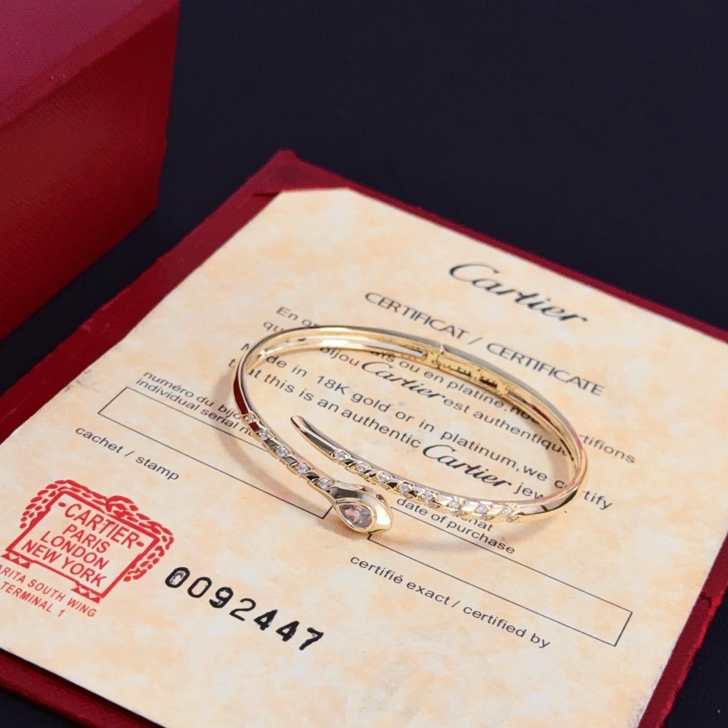 💰130 卡地亚镶钻手镯 高端定制版本 镶嵌钻工艺 V金材质 经典而时尚风格  用凌厉线条重构爱情美学！打破常规，镶嵌钻设计反而成就高级感天花板&mdash;&mdash;无需浮华堆砌，爱本应纯粹如初 卡地亚受众多明星网红的爱戴 豹子系列手镯 绝对是永恒经典 而且男女不限 年龄不限 ！戴上它你就是焦点！