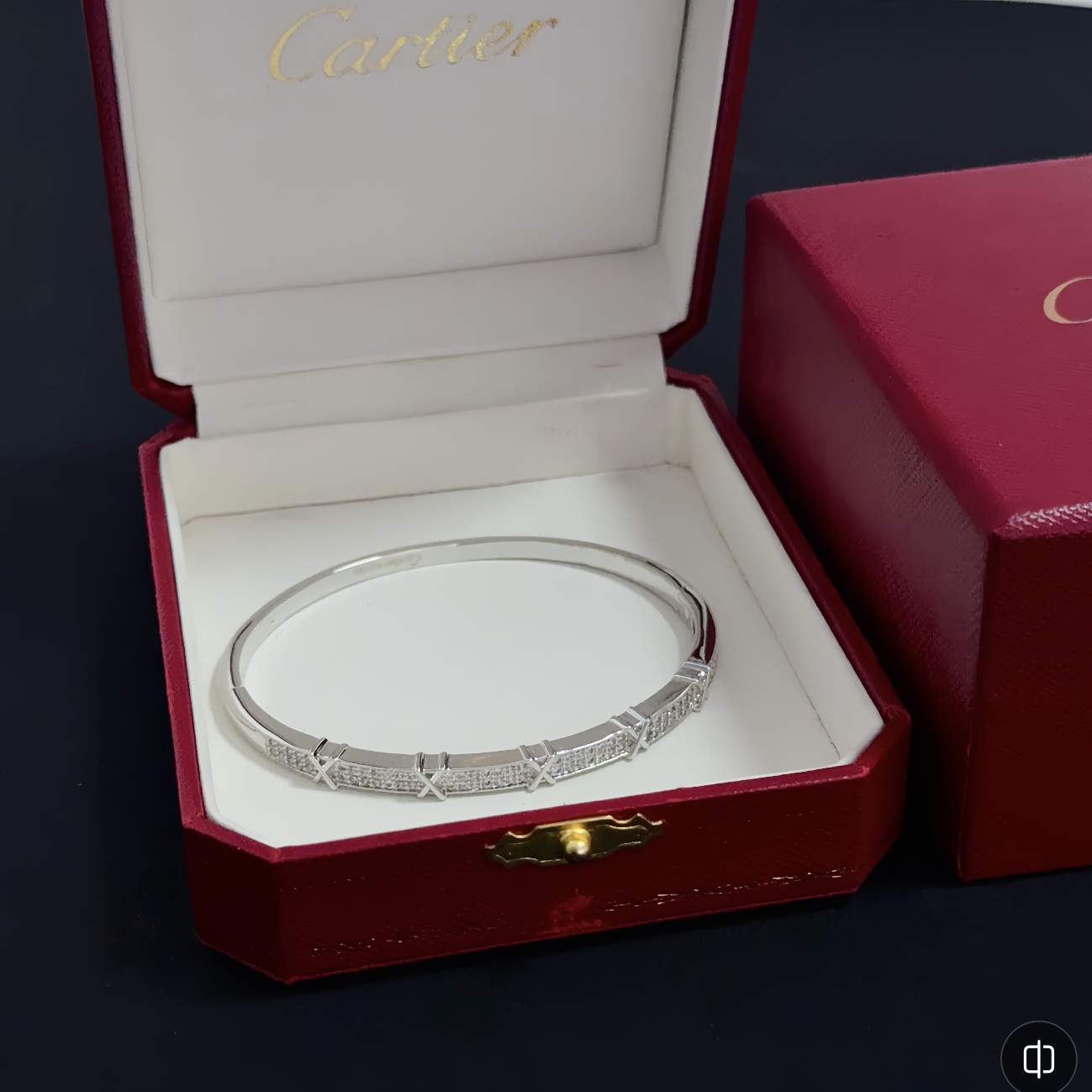 NO:688289,Cartier diamond-encrusted bracelet, high-end customized version, diamond-encrusted craftsmanship, V gold material, classic and fashionable style, reconstruct the aesthetics of love with sharp lines!  Breaking the rules, the diamond-encrusted design actually achieves the ceiling of high-end sense - no need for flashy accumulation, love should be as pure as ever. Cartier is loved by many celebrities and Internet celebrities. The Leopard series bracelet is absolutely an eternal classic, and it is not limited to men and women, and there is no age limit!  Wear it and you will be the center of attention!  , jewelry boutique, cartier, bracelet19860909卡地亚镶钻手镯 高端定制版本 镶嵌钻工艺 V金材质 经典而时尚风格 用凌厉线条重构爱情美学！打破常规,镶嵌钻设计反而成就高级感天花板——无需浮华堆砌,爱本应纯粹如初 卡地亚受众多明星网红的爱戴 豹子系列手镯 绝对是永恒经典 而且男女不限 年龄不限 ！戴上它你就是焦点！,饰品精品,cartier,bracelet,Jewelry