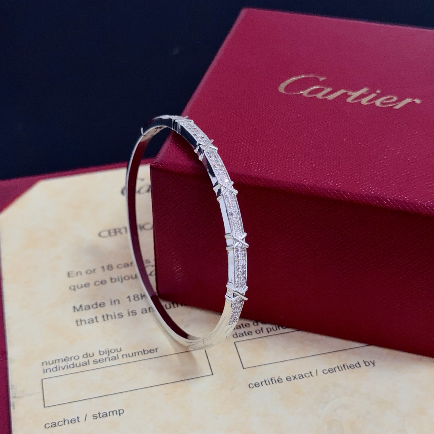 💰130 卡地亚镶钻手镯 高端定制版本 镶嵌钻工艺 V金材质 经典而时尚风格  用凌厉线条重构爱情美学！打破常规，镶嵌钻设计反而成就高级感天花板&mdash;&mdash;无需浮华堆砌，爱本应纯粹如初 卡地亚受众多明星网红的爱戴 豹子系列手镯 绝对是永恒经典 而且男女不限 年龄不限 ！戴上它你就是焦点！