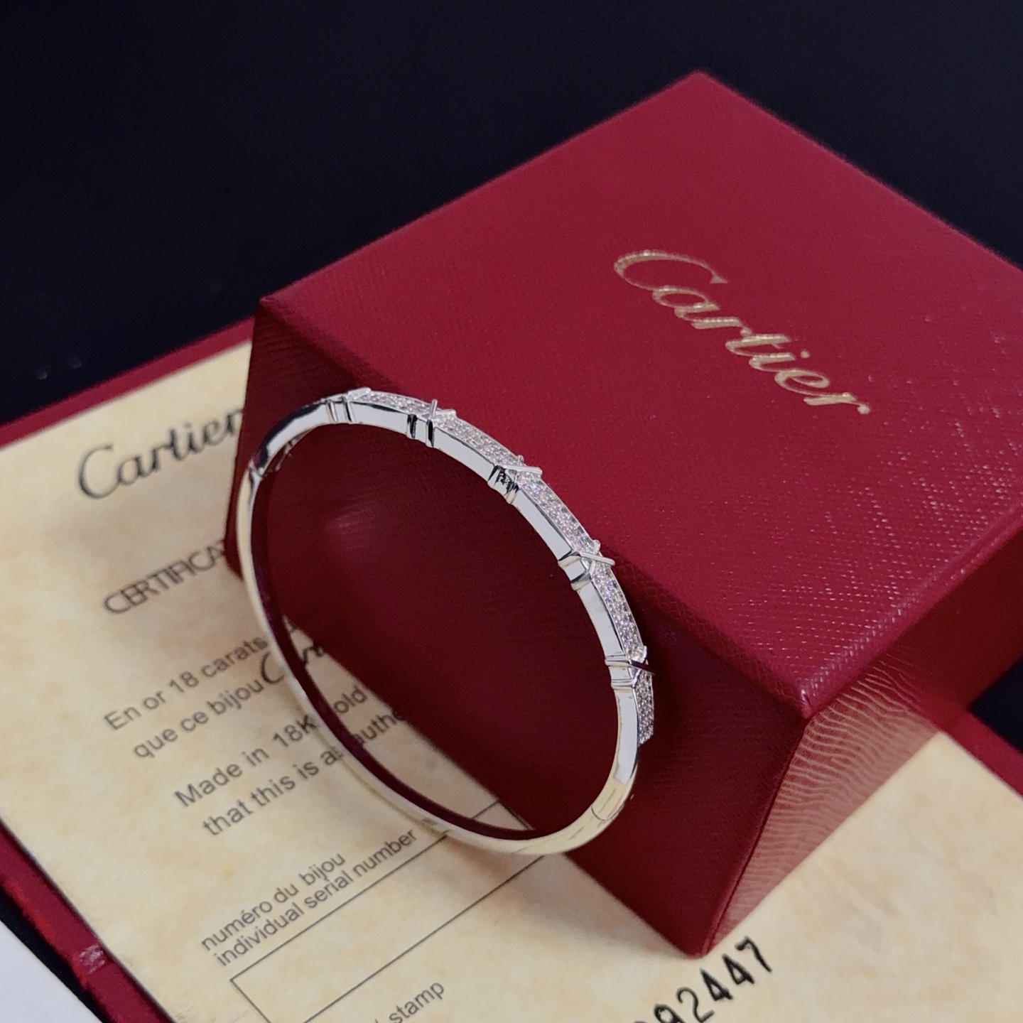 💰130 卡地亚镶钻手镯 高端定制版本 镶嵌钻工艺 V金材质 经典而时尚风格  用凌厉线条重构爱情美学！打破常规，镶嵌钻设计反而成就高级感天花板&mdash;&mdash;无需浮华堆砌，爱本应纯粹如初 卡地亚受众多明星网红的爱戴 豹子系列手镯 绝对是永恒经典 而且男女不限 年龄不限 ！戴上它你就是焦点！