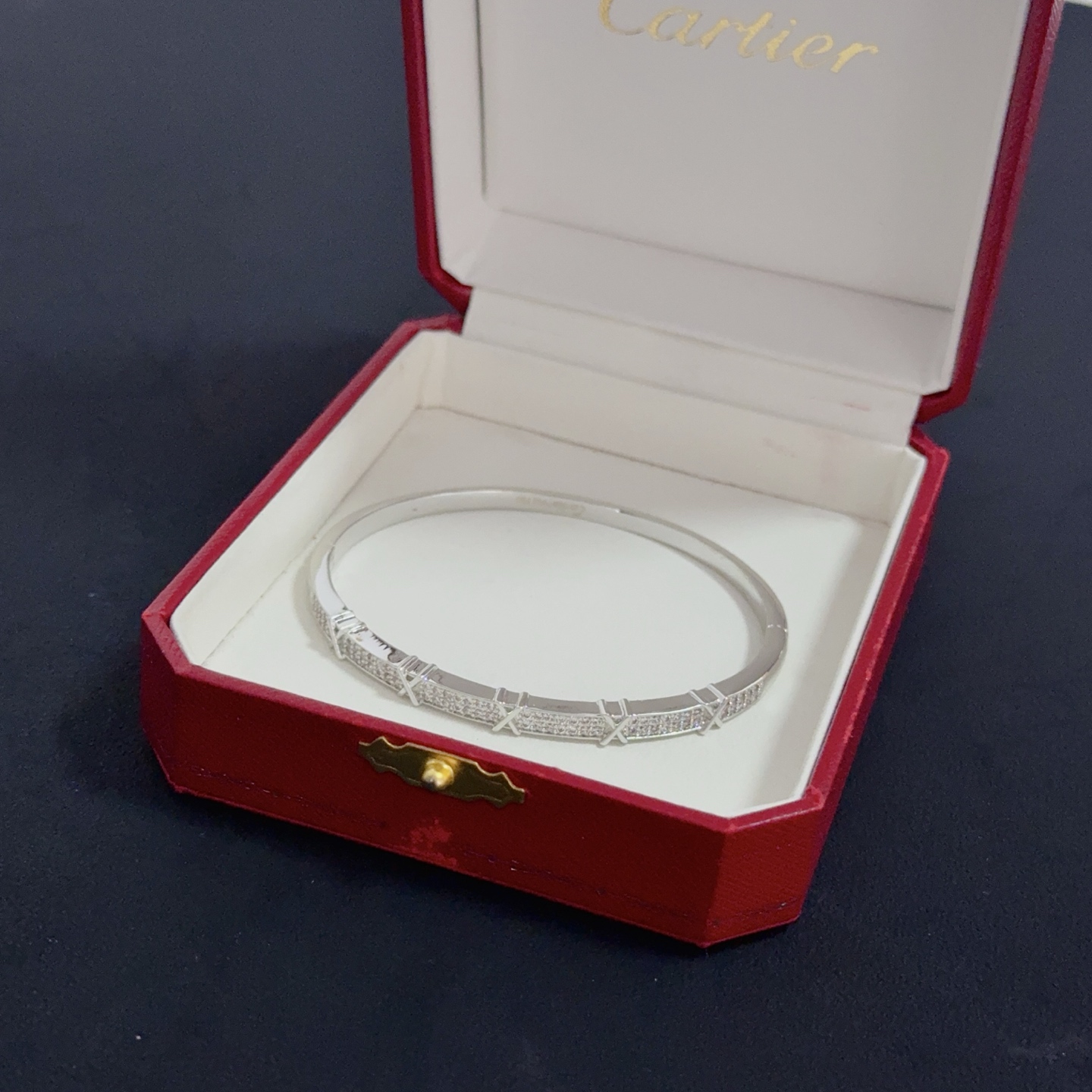 💰130 卡地亚镶钻手镯 高端定制版本 镶嵌钻工艺 V金材质 经典而时尚风格  用凌厉线条重构爱情美学！打破常规，镶嵌钻设计反而成就高级感天花板&mdash;&mdash;无需浮华堆砌，爱本应纯粹如初 卡地亚受众多明星网红的爱戴 豹子系列手镯 绝对是永恒经典 而且男女不限 年龄不限 ！戴上它你就是焦点！