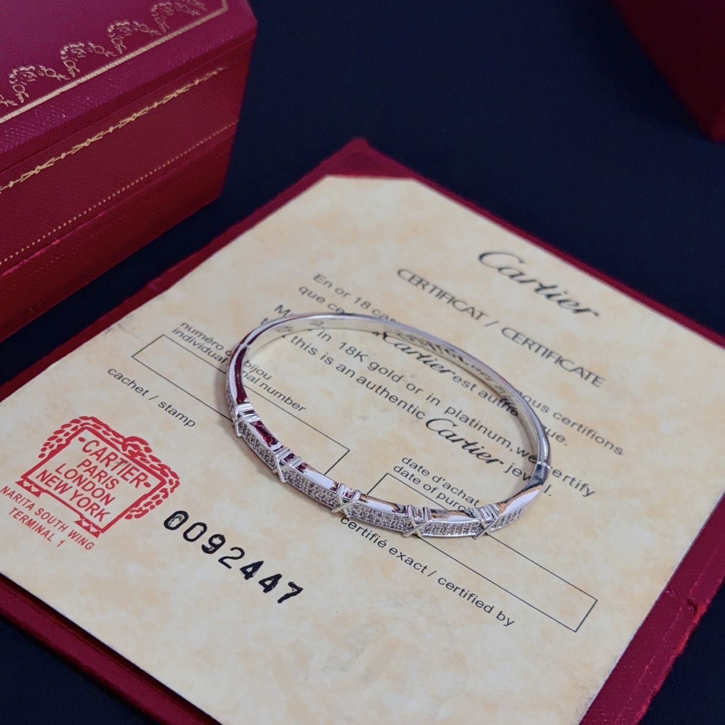 💰130 卡地亚镶钻手镯 高端定制版本 镶嵌钻工艺 V金材质 经典而时尚风格  用凌厉线条重构爱情美学！打破常规，镶嵌钻设计反而成就高级感天花板&mdash;&mdash;无需浮华堆砌，爱本应纯粹如初 卡地亚受众多明星网红的爱戴 豹子系列手镯 绝对是永恒经典 而且男女不限 年龄不限 ！戴上它你就是焦点！