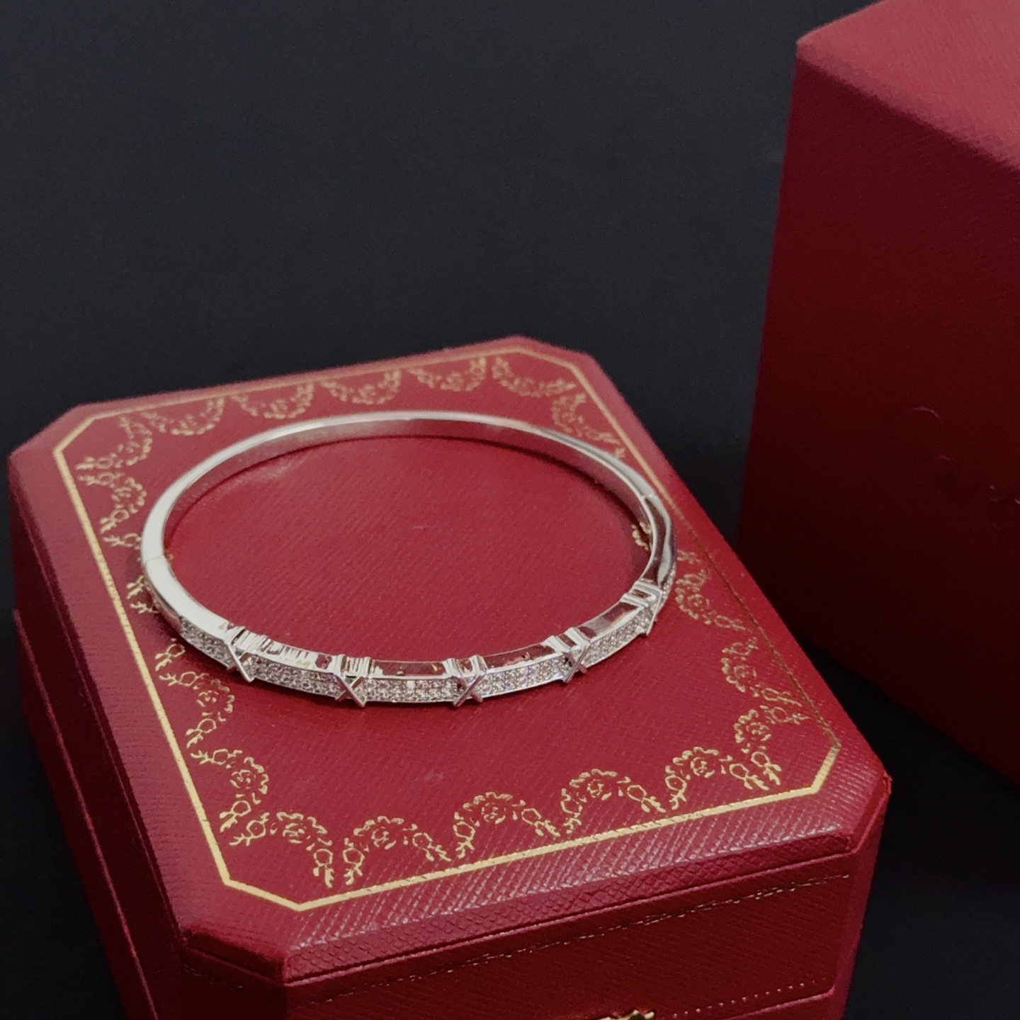 💰130 卡地亚镶钻手镯 高端定制版本 镶嵌钻工艺 V金材质 经典而时尚风格  用凌厉线条重构爱情美学！打破常规，镶嵌钻设计反而成就高级感天花板&mdash;&mdash;无需浮华堆砌，爱本应纯粹如初 卡地亚受众多明星网红的爱戴 豹子系列手镯 绝对是永恒经典 而且男女不限 年龄不限 ！戴上它你就是焦点！