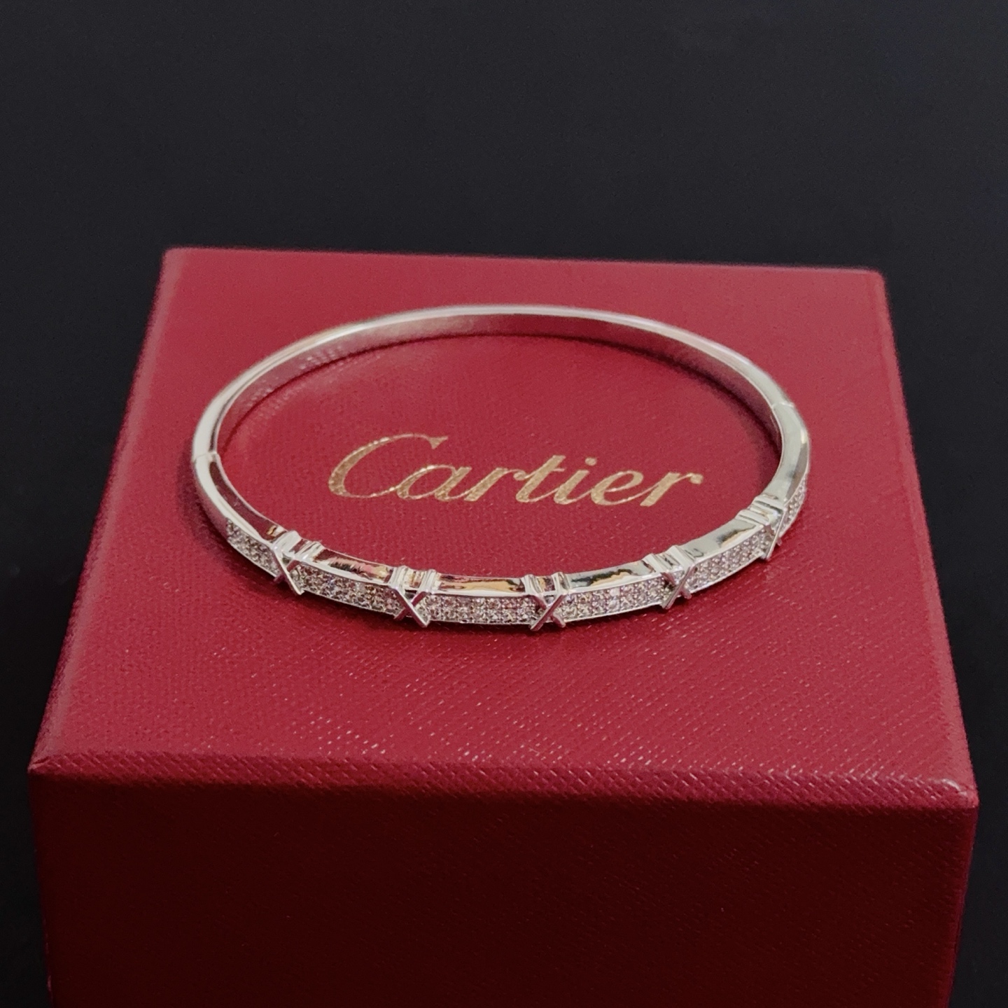💰130 卡地亚镶钻手镯 高端定制版本 镶嵌钻工艺 V金材质 经典而时尚风格  用凌厉线条重构爱情美学！打破常规，镶嵌钻设计反而成就高级感天花板&mdash;&mdash;无需浮华堆砌，爱本应纯粹如初 卡地亚受众多明星网红的爱戴 豹子系列手镯 绝对是永恒经典 而且男女不限 年龄不限 ！戴上它你就是焦点！