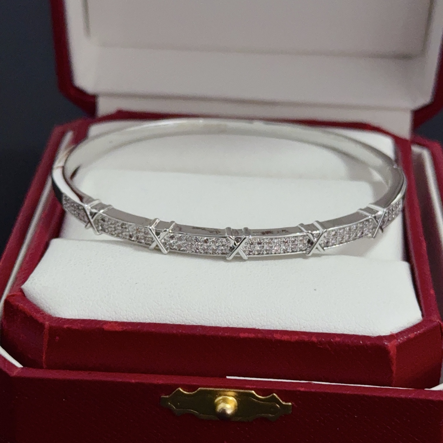 💰130 卡地亚镶钻手镯 高端定制版本 镶嵌钻工艺 V金材质 经典而时尚风格  用凌厉线条重构爱情美学！打破常规，镶嵌钻设计反而成就高级感天花板&mdash;&mdash;无需浮华堆砌，爱本应纯粹如初 卡地亚受众多明星网红的爱戴 豹子系列手镯 绝对是永恒经典 而且男女不限 年龄不限 ！戴上它你就是焦点！