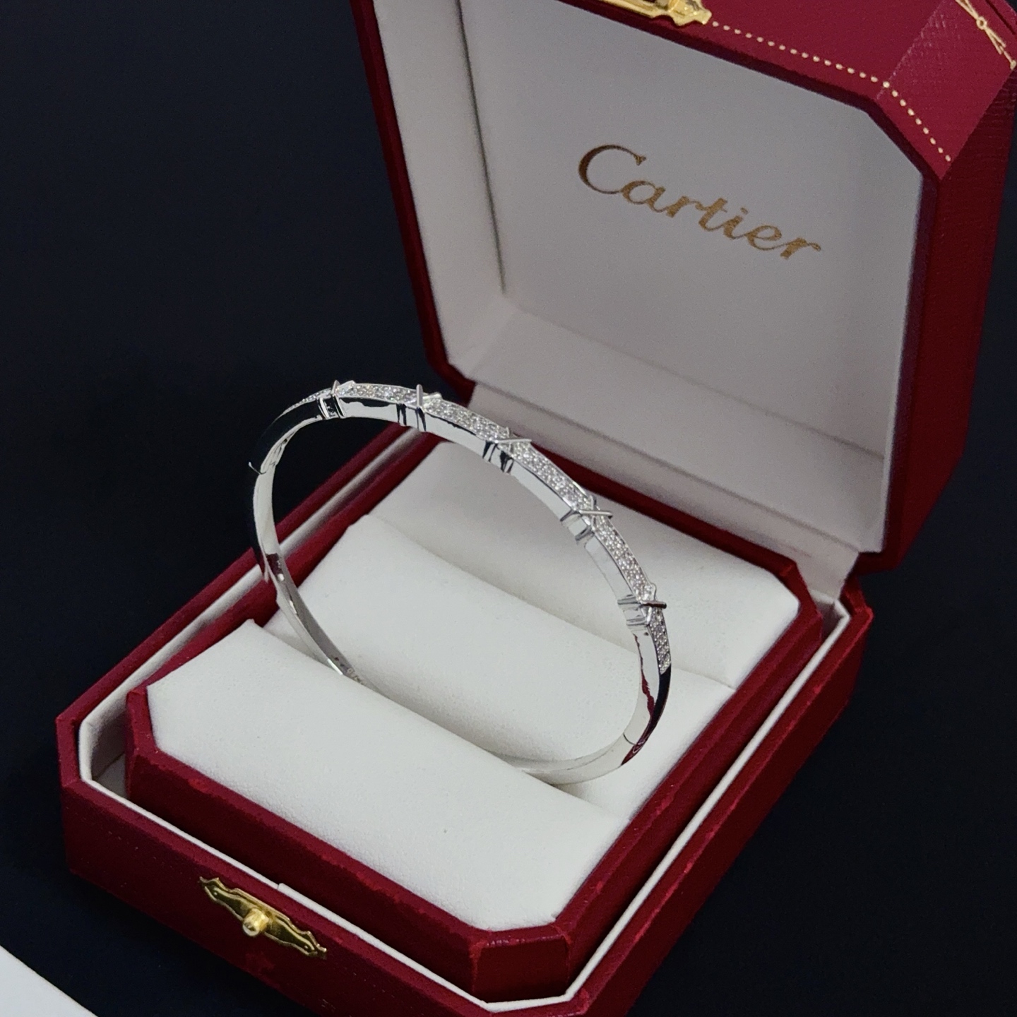 💰130 卡地亚镶钻手镯 高端定制版本 镶嵌钻工艺 V金材质 经典而时尚风格  用凌厉线条重构爱情美学！打破常规，镶嵌钻设计反而成就高级感天花板&mdash;&mdash;无需浮华堆砌，爱本应纯粹如初 卡地亚受众多明星网红的爱戴 豹子系列手镯 绝对是永恒经典 而且男女不限 年龄不限 ！戴上它你就是焦点！