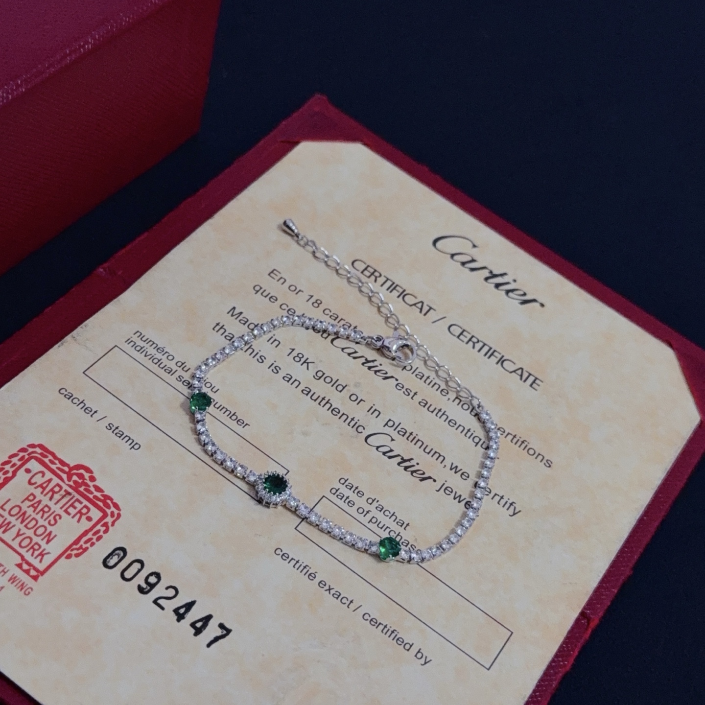 💰130 卡地亚镶钻手链 高端定制版本 镶嵌钻工艺 V金材质 经典而时尚风格  用凌厉线条重构爱情美学！打破常规，镶嵌钻设计反而成就高级感天花板&mdash;&mdash;无需浮华堆砌，爱本应纯粹如初 卡地亚受众多明星网红的爱戴 豹子系列手镯 绝对是永恒经典 而且男女不限 年龄不限 ！戴上它你就是焦点！