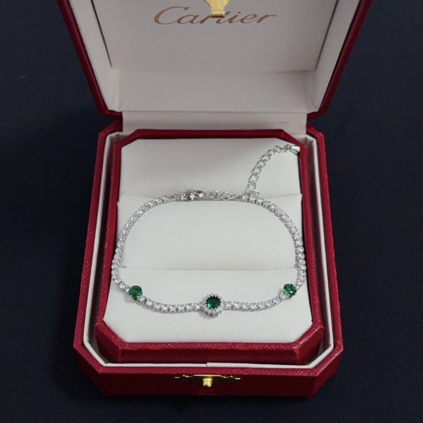 💰130 卡地亚镶钻手链 高端定制版本 镶嵌钻工艺 V金材质 经典而时尚风格  用凌厉线条重构爱情美学！打破常规，镶嵌钻设计反而成就高级感天花板&mdash;&mdash;无需浮华堆砌，爱本应纯粹如初 卡地亚受众多明星网红的爱戴 豹子系列手镯 绝对是永恒经典 而且男女不限 年龄不限 ！戴上它你就是焦点！