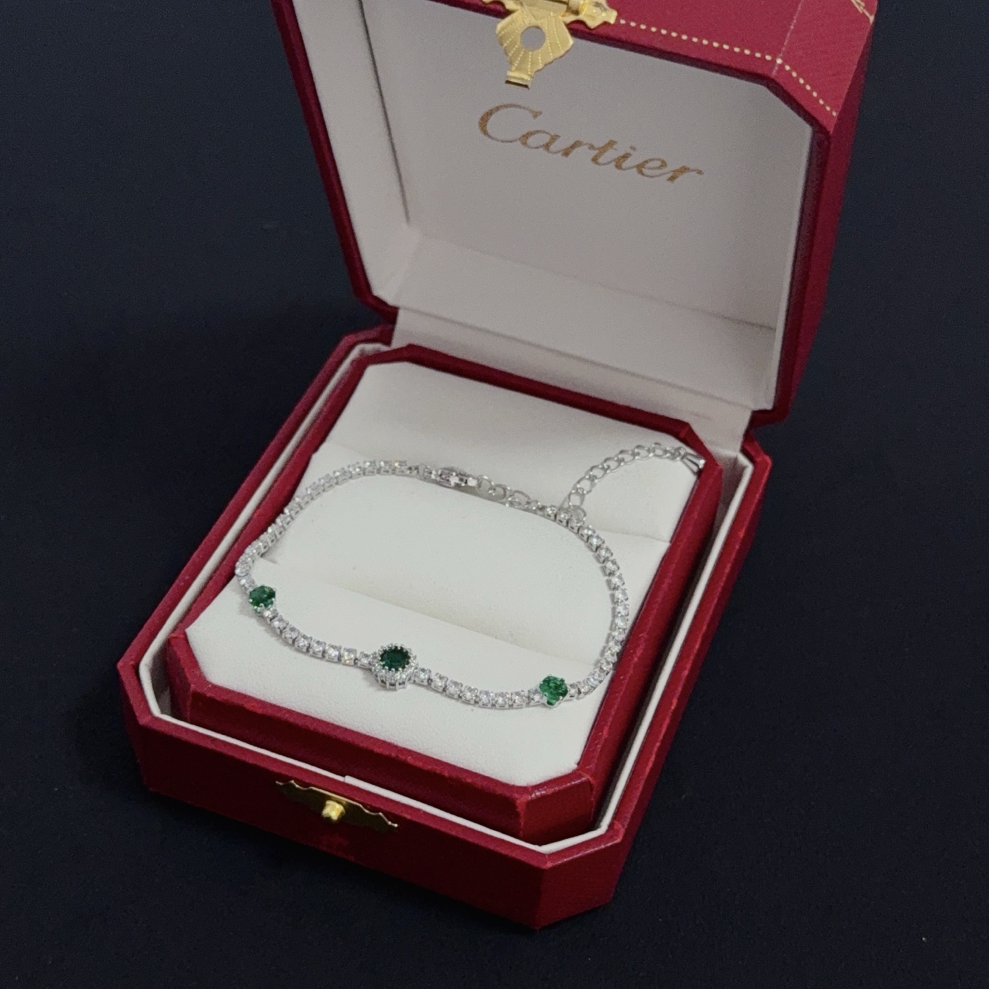 💰130 卡地亚镶钻手链 高端定制版本 镶嵌钻工艺 V金材质 经典而时尚风格  用凌厉线条重构爱情美学！打破常规，镶嵌钻设计反而成就高级感天花板&mdash;&mdash;无需浮华堆砌，爱本应纯粹如初 卡地亚受众多明星网红的爱戴 豹子系列手镯 绝对是永恒经典 而且男女不限 年龄不限 ！戴上它你就是焦点！