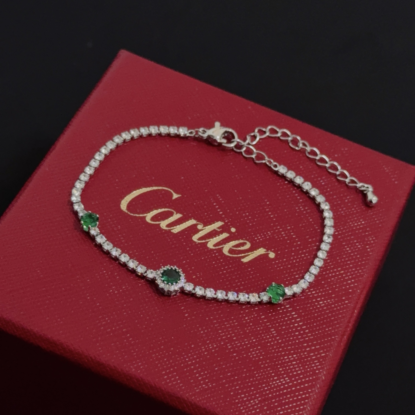 💰130 卡地亚镶钻手链 高端定制版本 镶嵌钻工艺 V金材质 经典而时尚风格  用凌厉线条重构爱情美学！打破常规，镶嵌钻设计反而成就高级感天花板&mdash;&mdash;无需浮华堆砌，爱本应纯粹如初 卡地亚受众多明星网红的爱戴 豹子系列手镯 绝对是永恒经典 而且男女不限 年龄不限 ！戴上它你就是焦点！