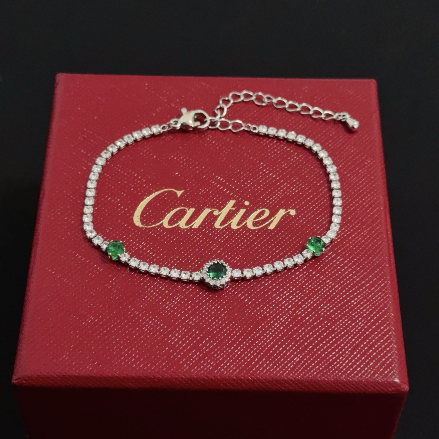 💰130 卡地亚镶钻手链 高端定制版本 镶嵌钻工艺 V金材质 经典而时尚风格  用凌厉线条重构爱情美学！打破常规，镶嵌钻设计反而成就高级感天花板&mdash;&mdash;无需浮华堆砌，爱本应纯粹如初 卡地亚受众多明星网红的爱戴 豹子系列手镯 绝对是永恒经典 而且男女不限 年龄不限 ！戴上它你就是焦点！