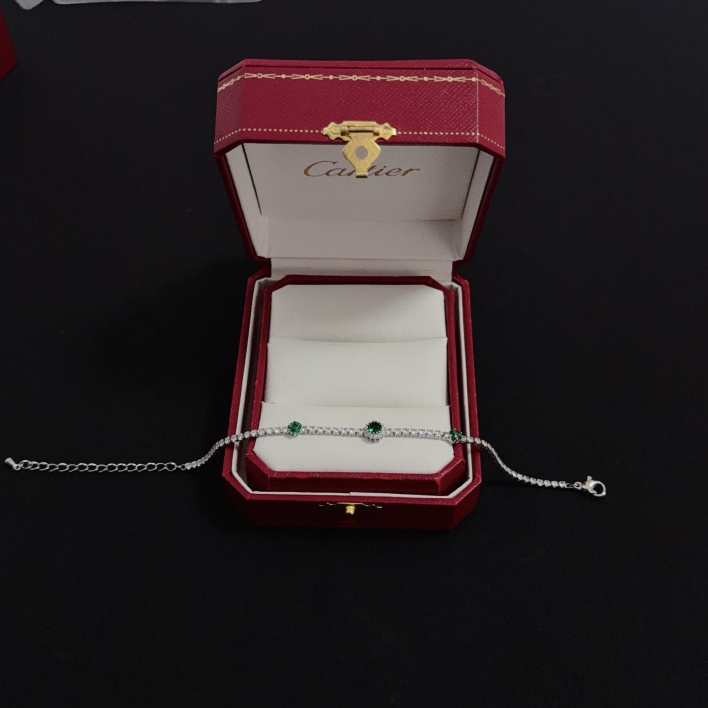 💰130 卡地亚镶钻手链 高端定制版本 镶嵌钻工艺 V金材质 经典而时尚风格  用凌厉线条重构爱情美学！打破常规，镶嵌钻设计反而成就高级感天花板&mdash;&mdash;无需浮华堆砌，爱本应纯粹如初 卡地亚受众多明星网红的爱戴 豹子系列手镯 绝对是永恒经典 而且男女不限 年龄不限 ！戴上它你就是焦点！