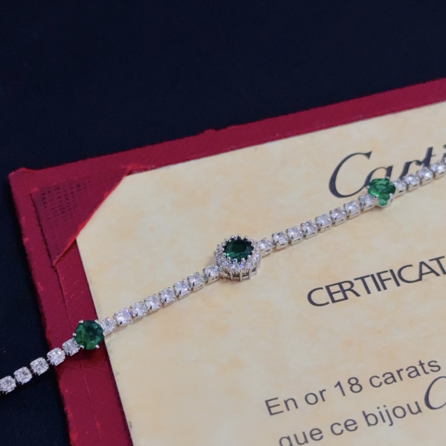 💰130 卡地亚镶钻手链 高端定制版本 镶嵌钻工艺 V金材质 经典而时尚风格  用凌厉线条重构爱情美学！打破常规，镶嵌钻设计反而成就高级感天花板&mdash;&mdash;无需浮华堆砌，爱本应纯粹如初 卡地亚受众多明星网红的爱戴 豹子系列手镯 绝对是永恒经典 而且男女不限 年龄不限 ！戴上它你就是焦点！