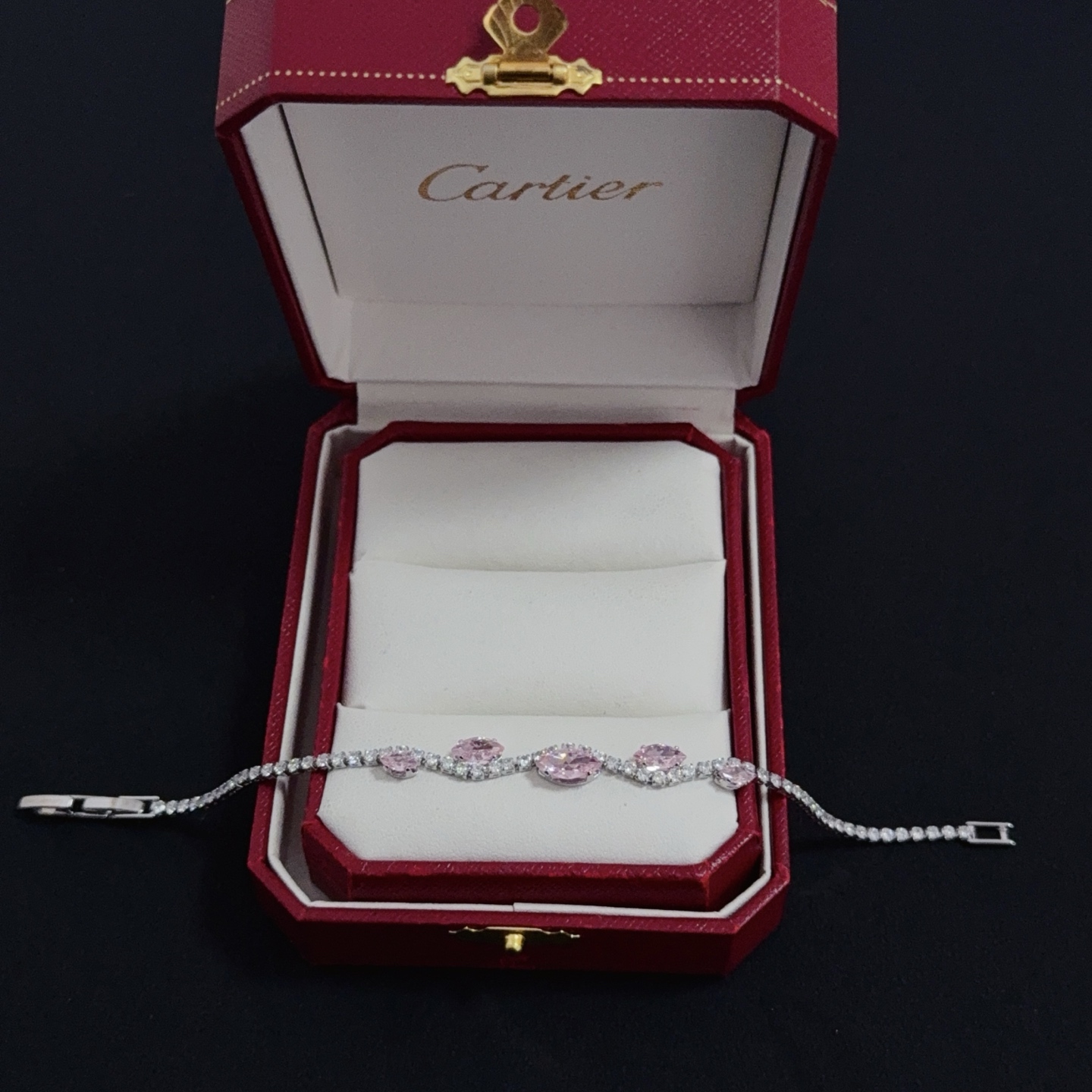 💰130 卡地亚镶钻手链 高端定制版本 镶嵌钻工艺 V金材质 经典而时尚风格  用凌厉线条重构爱情美学！打破常规，镶嵌钻设计反而成就高级感天花板&mdash;&mdash;无需浮华堆砌，爱本应纯粹如初 卡地亚受众多明星网红的爱戴 豹子系列手镯 绝对是永恒经典 而且男女不限 年龄不限 ！戴上它你就是焦点！