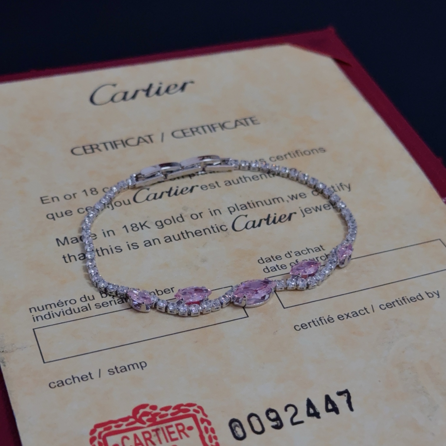 💰130 卡地亚镶钻手链 高端定制版本 镶嵌钻工艺 V金材质 经典而时尚风格  用凌厉线条重构爱情美学！打破常规，镶嵌钻设计反而成就高级感天花板&mdash;&mdash;无需浮华堆砌，爱本应纯粹如初 卡地亚受众多明星网红的爱戴 豹子系列手镯 绝对是永恒经典 而且男女不限 年龄不限 ！戴上它你就是焦点！