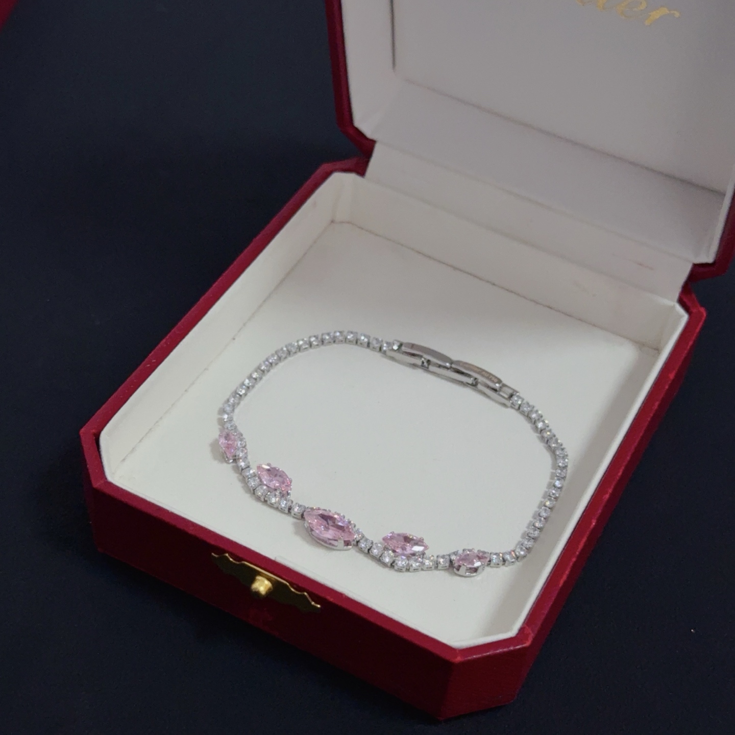 💰130 卡地亚镶钻手链 高端定制版本 镶嵌钻工艺 V金材质 经典而时尚风格  用凌厉线条重构爱情美学！打破常规，镶嵌钻设计反而成就高级感天花板&mdash;&mdash;无需浮华堆砌，爱本应纯粹如初 卡地亚受众多明星网红的爱戴 豹子系列手镯 绝对是永恒经典 而且男女不限 年龄不限 ！戴上它你就是焦点！