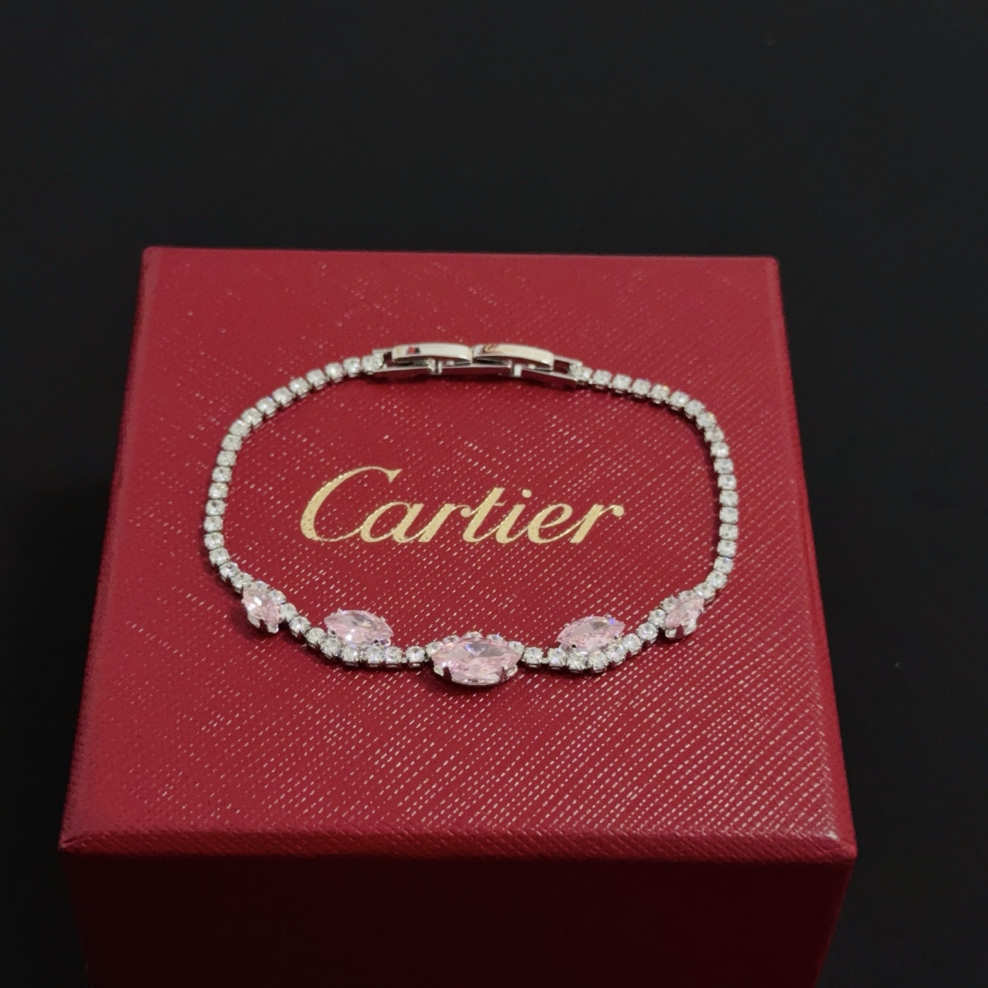 💰130 卡地亚镶钻手链 高端定制版本 镶嵌钻工艺 V金材质 经典而时尚风格  用凌厉线条重构爱情美学！打破常规，镶嵌钻设计反而成就高级感天花板&mdash;&mdash;无需浮华堆砌，爱本应纯粹如初 卡地亚受众多明星网红的爱戴 豹子系列手镯 绝对是永恒经典 而且男女不限 年龄不限 ！戴上它你就是焦点！