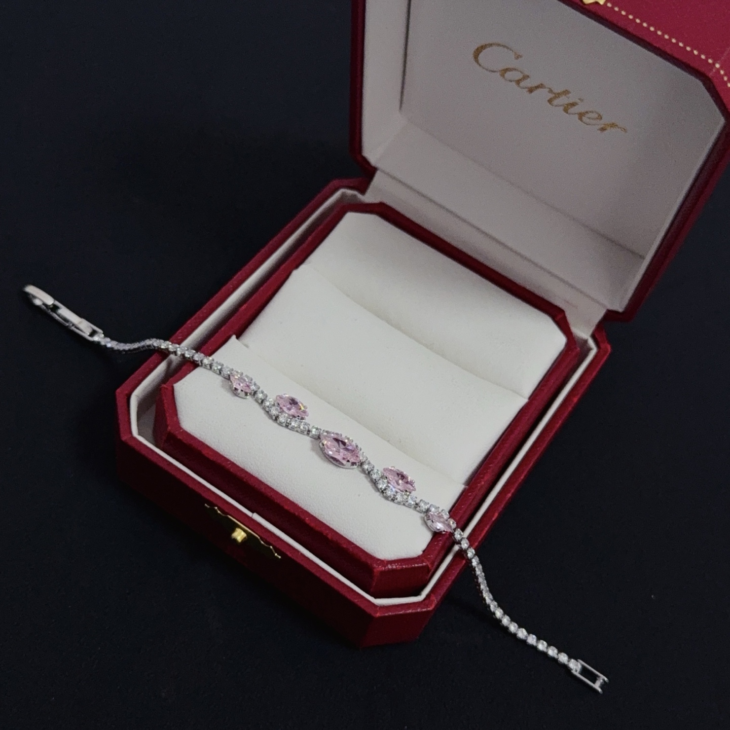 💰130 卡地亚镶钻手链 高端定制版本 镶嵌钻工艺 V金材质 经典而时尚风格  用凌厉线条重构爱情美学！打破常规，镶嵌钻设计反而成就高级感天花板&mdash;&mdash;无需浮华堆砌，爱本应纯粹如初 卡地亚受众多明星网红的爱戴 豹子系列手镯 绝对是永恒经典 而且男女不限 年龄不限 ！戴上它你就是焦点！