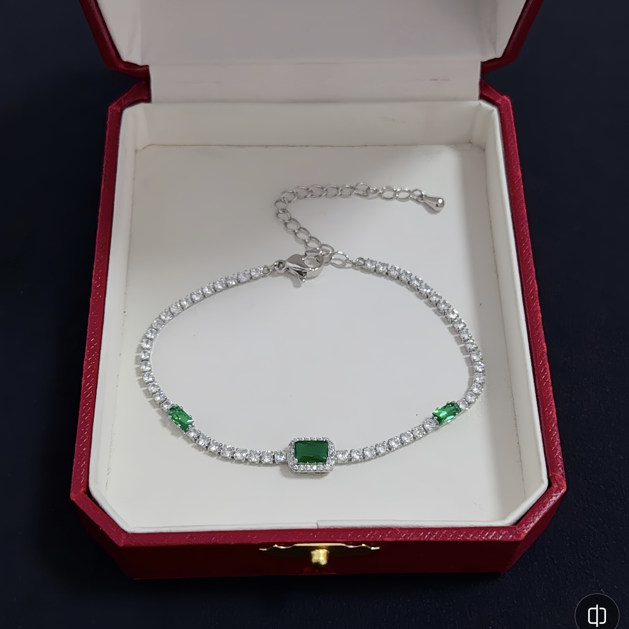 NO:688292,Cartier diamond-encrusted bracelet, high-end customized version, diamond-encrusted craftsmanship, V-gold material, classic and fashionable style, reconstructing the aesthetics of love with sharp lines!  Breaking the rules, the diamond-encrusted design actually achieves the ceiling of high-end sense - no need for flashy accumulation, love should be as pure as ever. Cartier is loved by many celebrities and Internet celebrities. The Leopard series bracelet is absolutely an eternal classic, and it is not limited to men and women, and there is no age limit!  Wear it and you will be the center of attention!  , jewelry boutique,cartier,bracelet,bracelet19860909卡地亚镶钻手链 高端定制版本 镶嵌钻工艺 V金材质 经典而时尚风格 用凌厉线条重构爱情美学！打破常规,镶嵌钻设计反而成就高级感天花板——无需浮华堆砌,爱本应纯粹如初 卡地亚受众多明星网红的爱戴 豹子系列手镯 绝对是永恒经典 而且男女不限 年龄不限 ！戴上它你就是焦点！,饰品精品,cartier,bracelet,bracelet,Jewelry