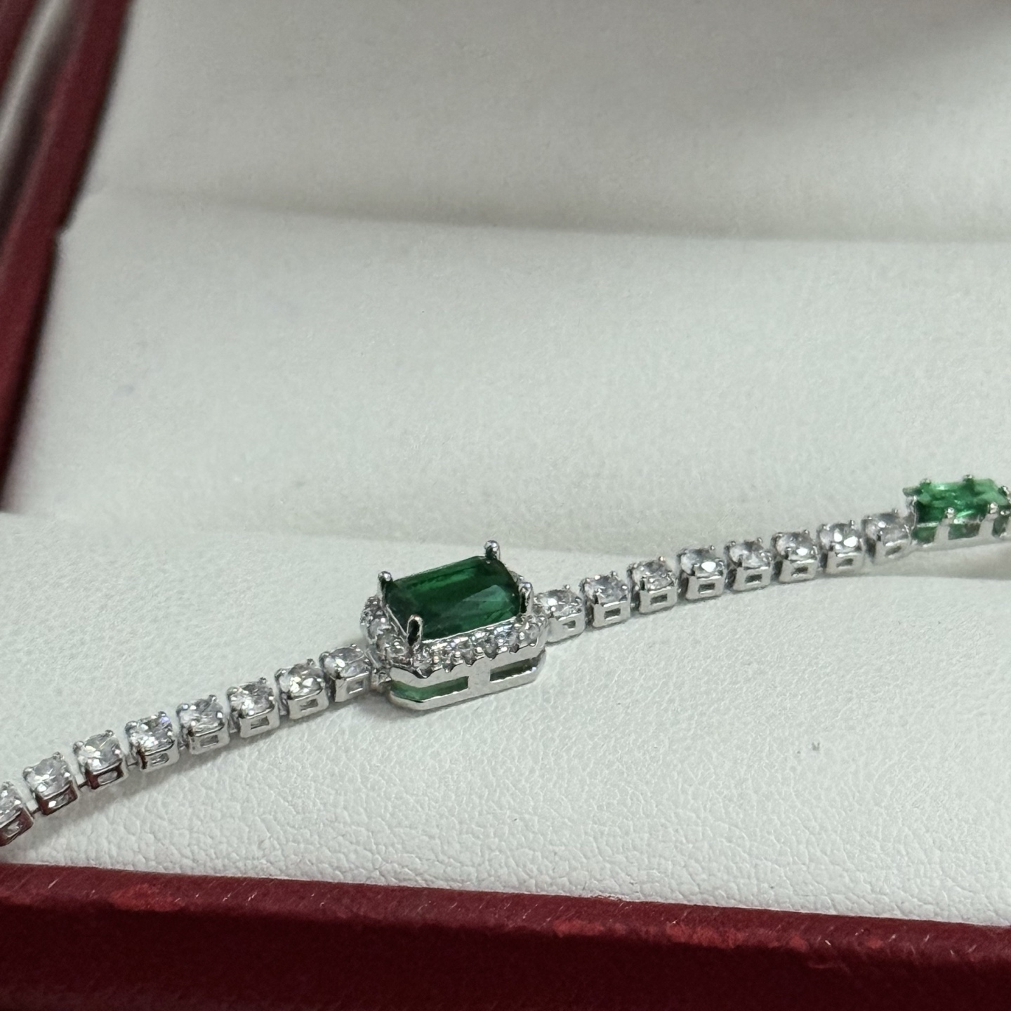 💰130 卡地亚镶钻手链 高端定制版本 镶嵌钻工艺 V金材质 经典而时尚风格  用凌厉线条重构爱情美学！打破常规，镶嵌钻设计反而成就高级感天花板&mdash;&mdash;无需浮华堆砌，爱本应纯粹如初 卡地亚受众多明星网红的爱戴 豹子系列手镯 绝对是永恒经典 而且男女不限 年龄不限 ！戴上它你就是焦点！