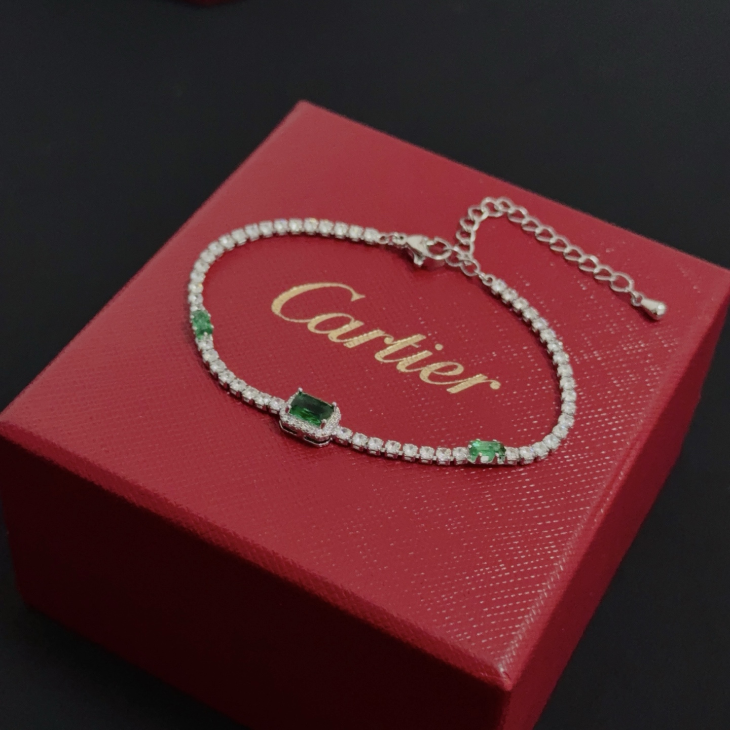 💰130 卡地亚镶钻手链 高端定制版本 镶嵌钻工艺 V金材质 经典而时尚风格  用凌厉线条重构爱情美学！打破常规，镶嵌钻设计反而成就高级感天花板&mdash;&mdash;无需浮华堆砌，爱本应纯粹如初 卡地亚受众多明星网红的爱戴 豹子系列手镯 绝对是永恒经典 而且男女不限 年龄不限 ！戴上它你就是焦点！