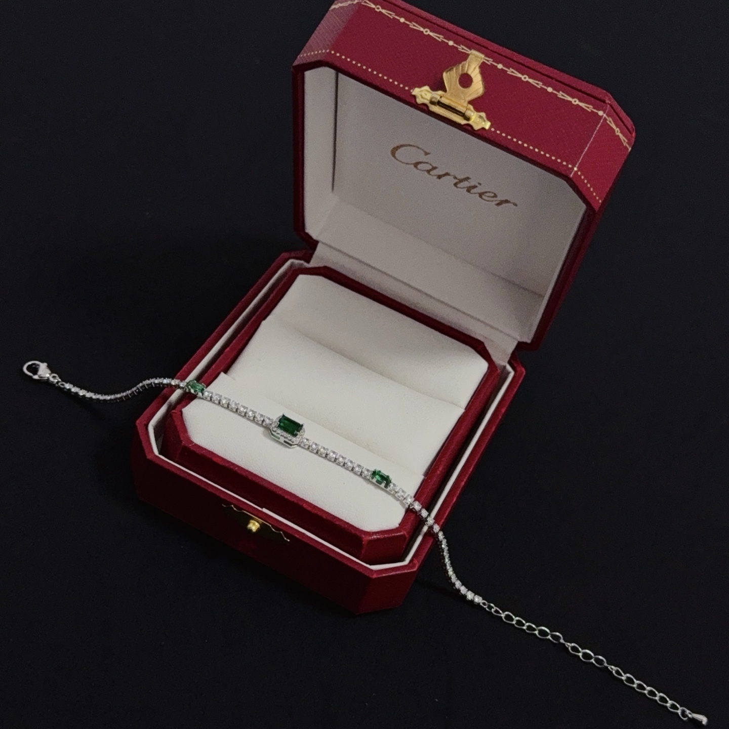 💰130 卡地亚镶钻手链 高端定制版本 镶嵌钻工艺 V金材质 经典而时尚风格  用凌厉线条重构爱情美学！打破常规，镶嵌钻设计反而成就高级感天花板&mdash;&mdash;无需浮华堆砌，爱本应纯粹如初 卡地亚受众多明星网红的爱戴 豹子系列手镯 绝对是永恒经典 而且男女不限 年龄不限 ！戴上它你就是焦点！