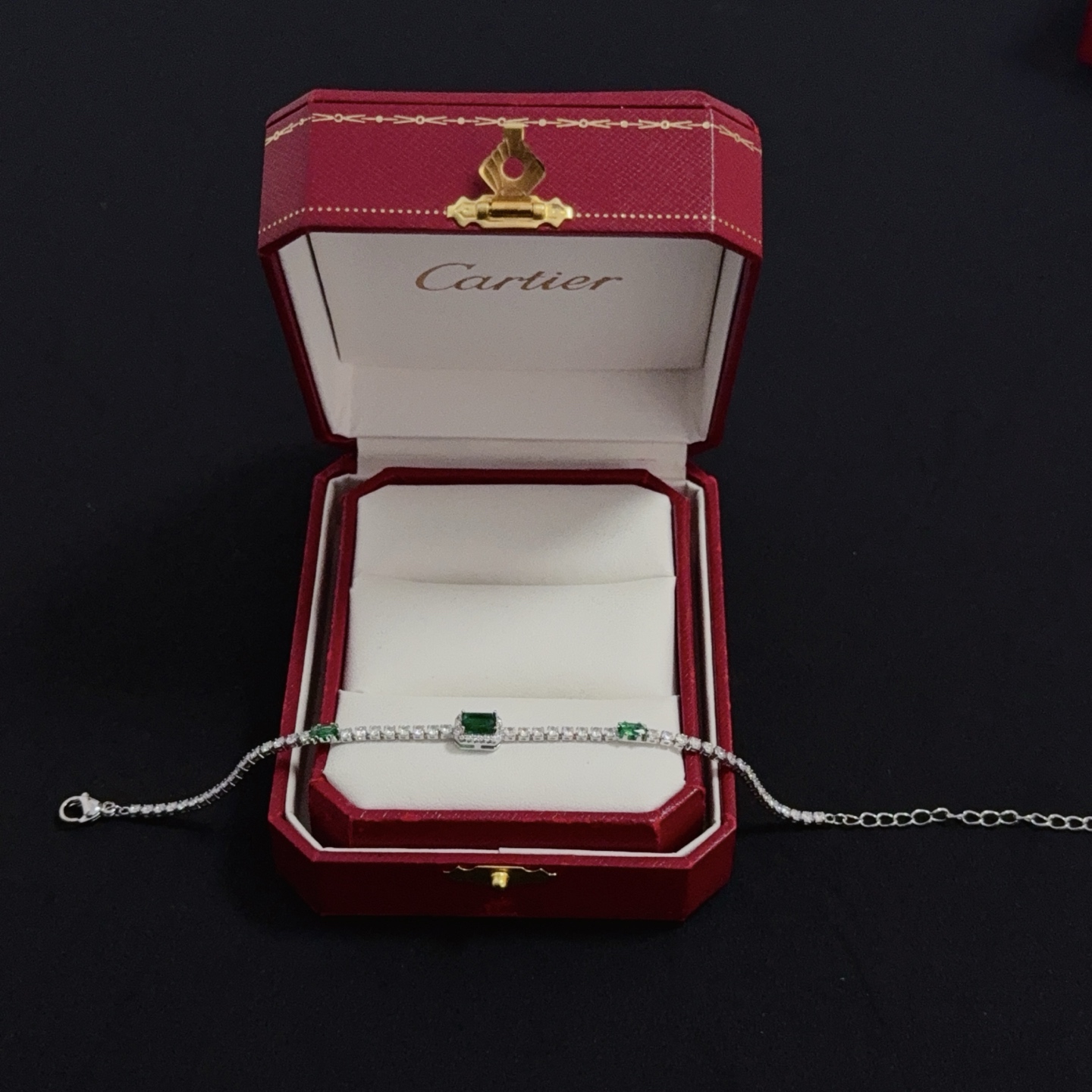 💰130 卡地亚镶钻手链 高端定制版本 镶嵌钻工艺 V金材质 经典而时尚风格  用凌厉线条重构爱情美学！打破常规，镶嵌钻设计反而成就高级感天花板&mdash;&mdash;无需浮华堆砌，爱本应纯粹如初 卡地亚受众多明星网红的爱戴 豹子系列手镯 绝对是永恒经典 而且男女不限 年龄不限 ！戴上它你就是焦点！