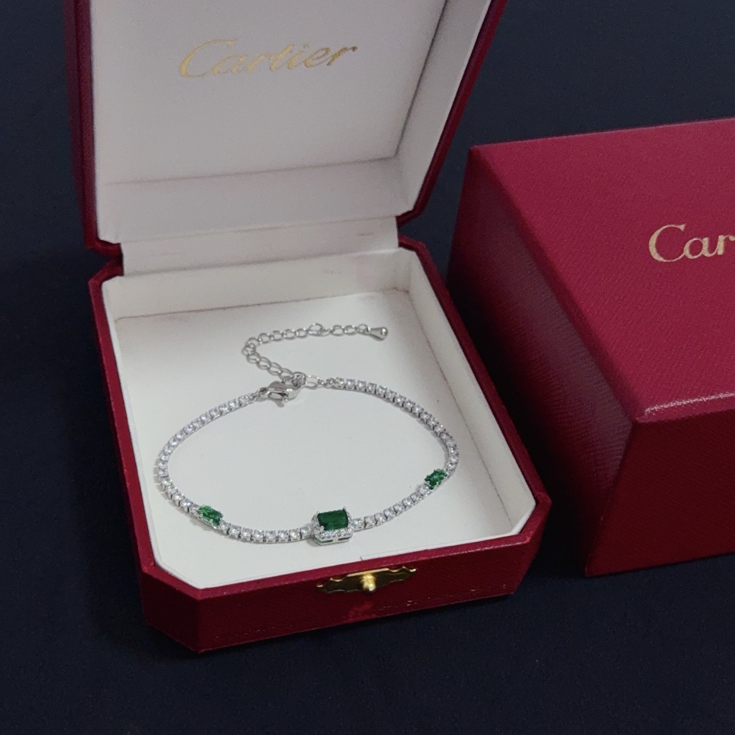 💰130 卡地亚镶钻手链 高端定制版本 镶嵌钻工艺 V金材质 经典而时尚风格  用凌厉线条重构爱情美学！打破常规，镶嵌钻设计反而成就高级感天花板&mdash;&mdash;无需浮华堆砌，爱本应纯粹如初 卡地亚受众多明星网红的爱戴 豹子系列手镯 绝对是永恒经典 而且男女不限 年龄不限 ！戴上它你就是焦点！