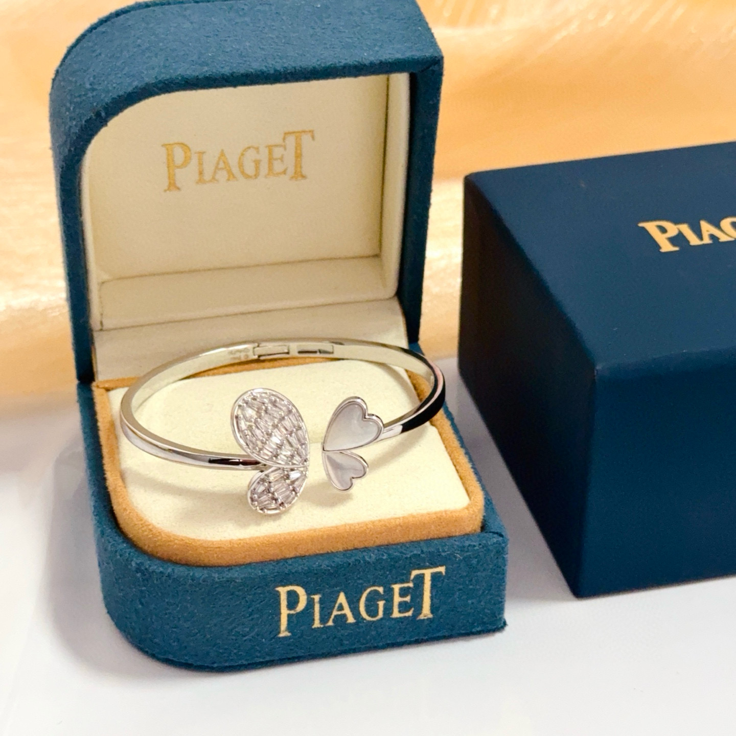 NO:688304,Piaget bracelet is a high-end customized version with inlaid diamond craftsmanship and V-gold material. The details are luxurious. The metal texture and texture complement each other and shine under the light, reflecting the luxury and elegance. Whether it is a business occasion or a sweet date, it can highlight delicacy and elegance. It is so beautiful when you get it. It is definitely your dream bracelet., jewelry boutique, Piaget, bracelet19860909Piaget伯爵手镯 高端定制版本 镶嵌钻工艺 ,V金材质 ,细节处尽显奢华.金属质感与纹理相互映衬,光线之下,熠熠生辉,体现了奢华与典雅的气质.无论是商务场合还是甜蜜约会都能凸显精致和优雅~上手都太美了,绝对是你的梦中情镯.,饰品精品,piaget,bracelet,Jewelry