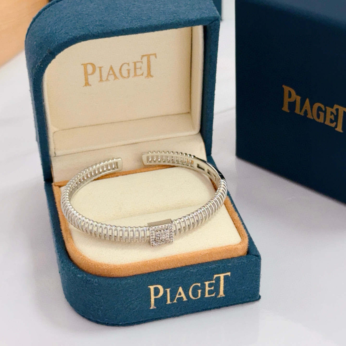 NO:688307,Piaget bracelet is a high-end customized version with inlaid diamond craftsmanship and V-gold material. The details are luxurious. The metal texture and texture complement each other and shine under the light, reflecting the luxury and elegance. Whether it is a business occasion or a sweet date, it can highlight delicacy and elegance. It is so beautiful when you get it. It is definitely your dream bracelet., jewelry boutique, Piaget, bracelet19860909Piaget伯爵手镯 高端定制版本 镶嵌钻工艺 ,V金材质 ,细节处尽显奢华.金属质感与纹理相互映衬,光线之下,熠熠生辉,体现了奢华与典雅的气质.无论是商务场合还是甜蜜约会都能凸显精致和优雅~上手都太美了,绝对是你的梦中情镯.,饰品精品,piaget,bracelet,Jewelry