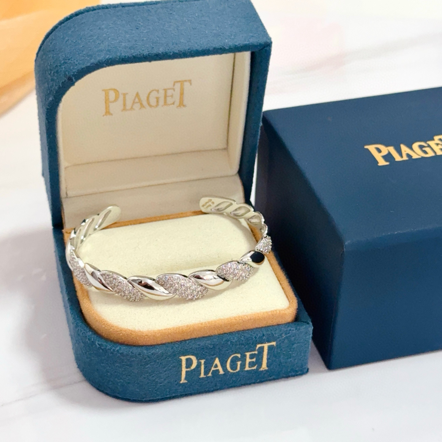 NO:688279,Piaget bracelet, high-end customized version, inlaid with diamonds, made of V gold material, showing luxury in every detail. The metal texture and texture complement each other, shining under the light, reflecting the luxury and elegance. Whether it is a business occasion or a sweet date, it can highlight the delicacy and elegance~ It is so beautiful to get it, it is definitely your dream bracelet., jewelry boutique, Piaget, bracelet19860909Piaget伯爵手镯, 高端定制版本 镶嵌钻工艺 ,V金材质 ,细节处尽显奢华.金属质感与纹理相互映衬,光线之下,熠熠生辉,体现了奢华与典雅的气质.无论是商务场合还是甜蜜约会都能凸显精致和优雅~上手都太美了,绝对是你的梦中情镯.,饰品精品,piaget,bracelet,Jewelry