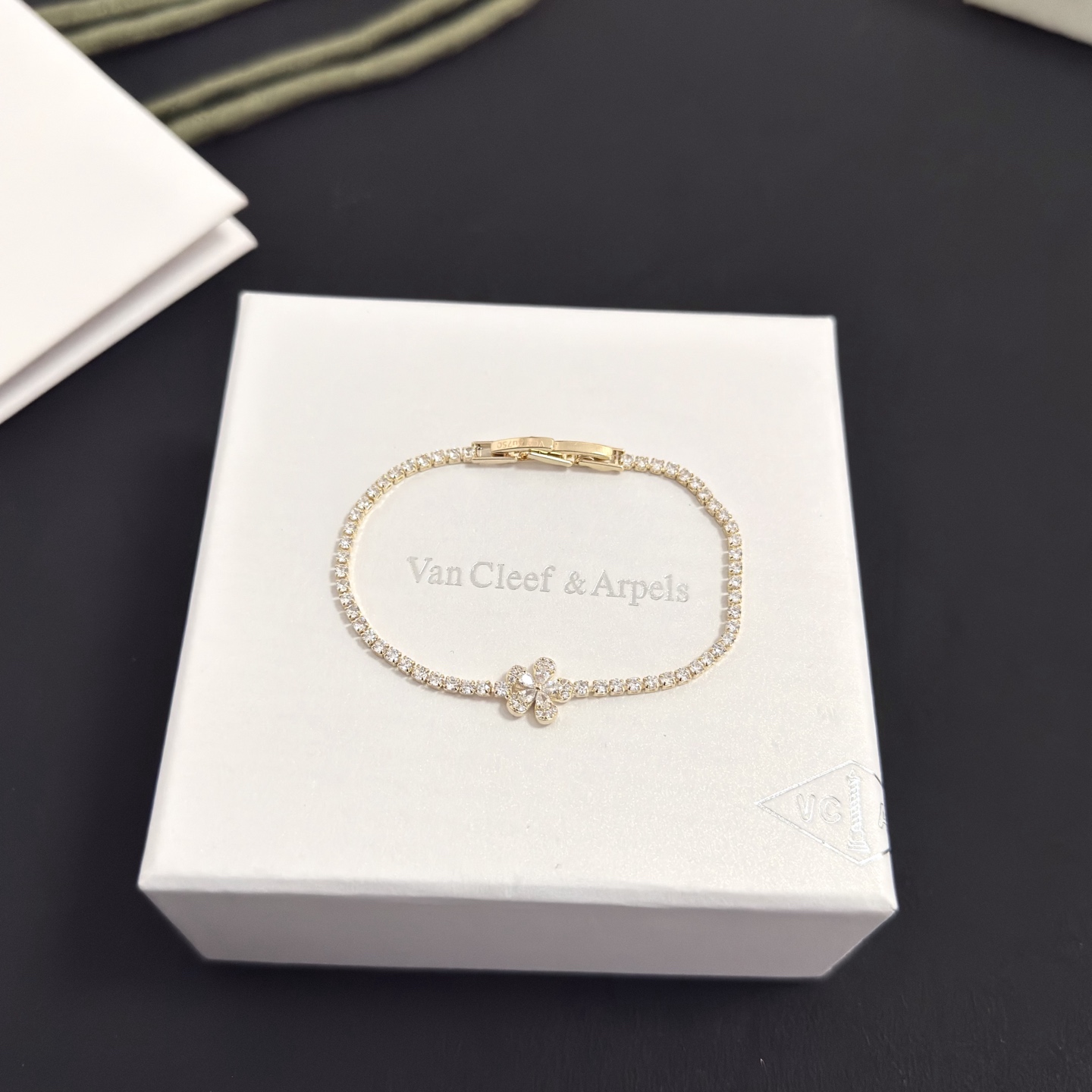NO:688297,[Seiko Original] Popular VCA Four-leaf Clover Van Cleef & Arpels Bracelet V Gold Level Classic Work Same as Official Website Fashion Trend Multi-layered metal carving design makes the petals more three-dimensional. Inlaid with full diamond craftsmanship, it shows the feminine temperament [Gift] Four-leaf clover lucky pattern symbolizes luck and happiness. Unique and romantic, blending simple and harmonious lines with materials. Polished and polished, showing nobility and elegance [Celebration] [Celebration], boutique jewelry, van  cleef,bracelet19860909〔精工原版〕爆款 VCA四叶草梵克雅宝手链 V金等级 经典之作 官网同款 时尚潮流 采用多层次金属雕刻设计 使花瓣更立体 镶嵌满钻工艺 尽显女性柔美气质[礼物] 四叶草幸运图案 象征幸运和幸福 独特又浪漫将简单和谐的线条与材质相融合 经过抛光和打磨 彰显高贵优雅[庆祝][庆祝],饰品精品,van cleef,bracelet,Jewelry