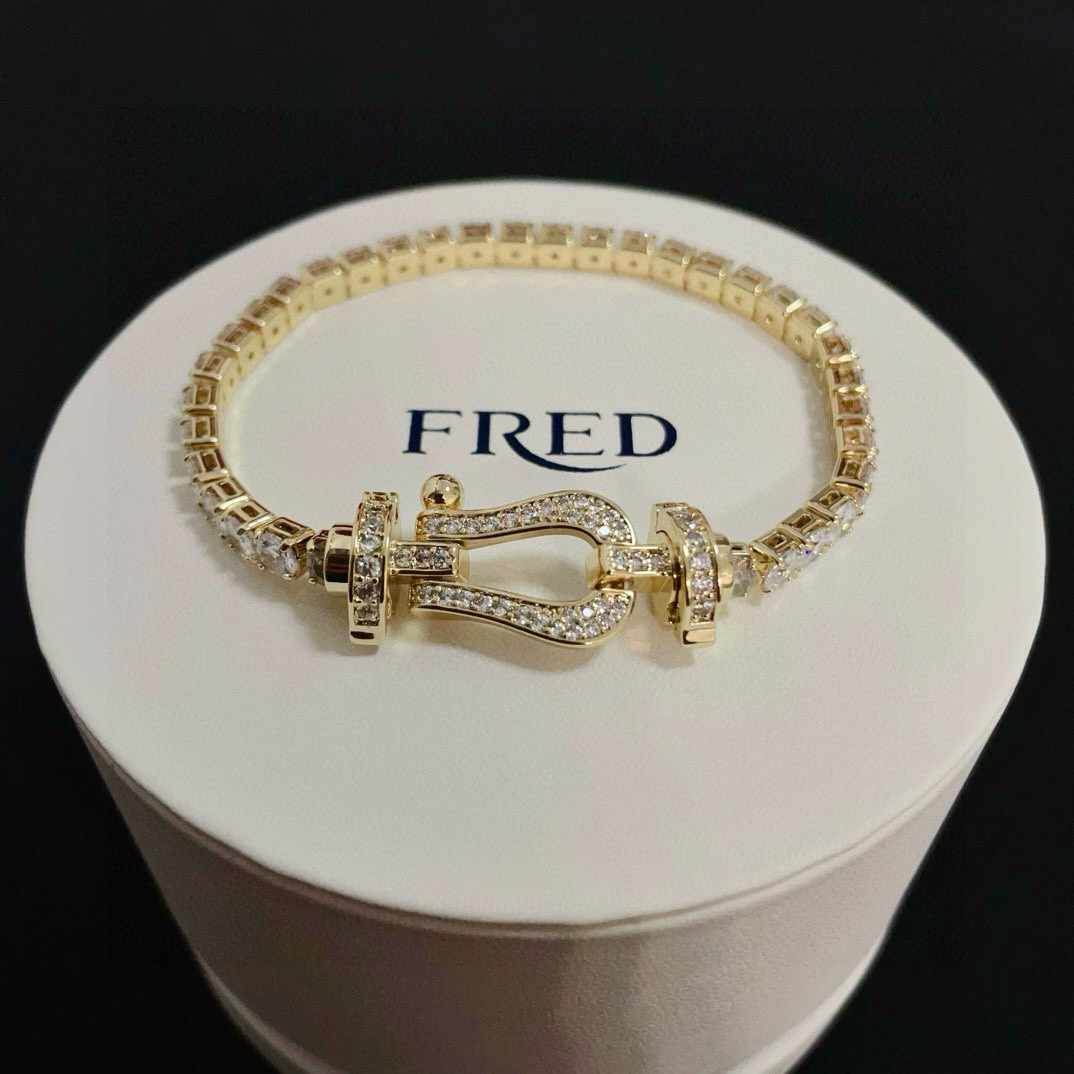 NO:688299,Popular Frederic full-diamond horseshoe buckle leather rope bracelet, classic and versatile, a must-have item for fashionistas, fashionable and exquisite, 11 pairs of customized versions, thickened 18k electroplating process, the effect is very versatile!  !  , jewelry boutique, bracelet19860909火爆 费雷德满钻马蹄扣皮绳手镯手绳,经典百搭,网红达人 时尚一族备必单品,时尚精致,11对版定制,加厚电镀18k工艺,上手效果非常百搭！！,饰品精品,bracelet,Jewelry