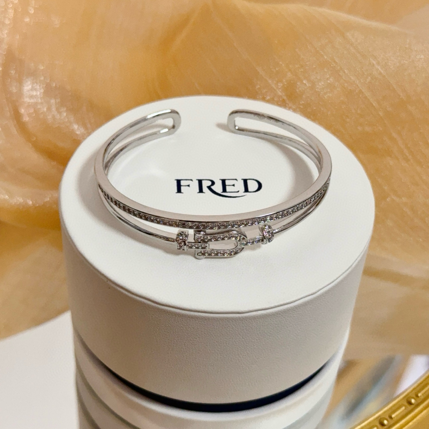 NO:688306,Popular Frederic full diamond horseshoe buckle bracelet, classic and versatile, a must-have item for fashionistas, fashionable and exquisite, 11 pairs of customized versions, thickened 18k electroplating process, the effect is very versatile!  !  , jewelry boutique, bracelet19860909火爆 费雷德满钻马蹄扣手镯 经典百搭,网红达人 时尚一族备必单品,时尚精致,11对版定制,加厚电镀18k工艺,上手效果非常百搭！！,饰品精品,bracelet,Jewelry