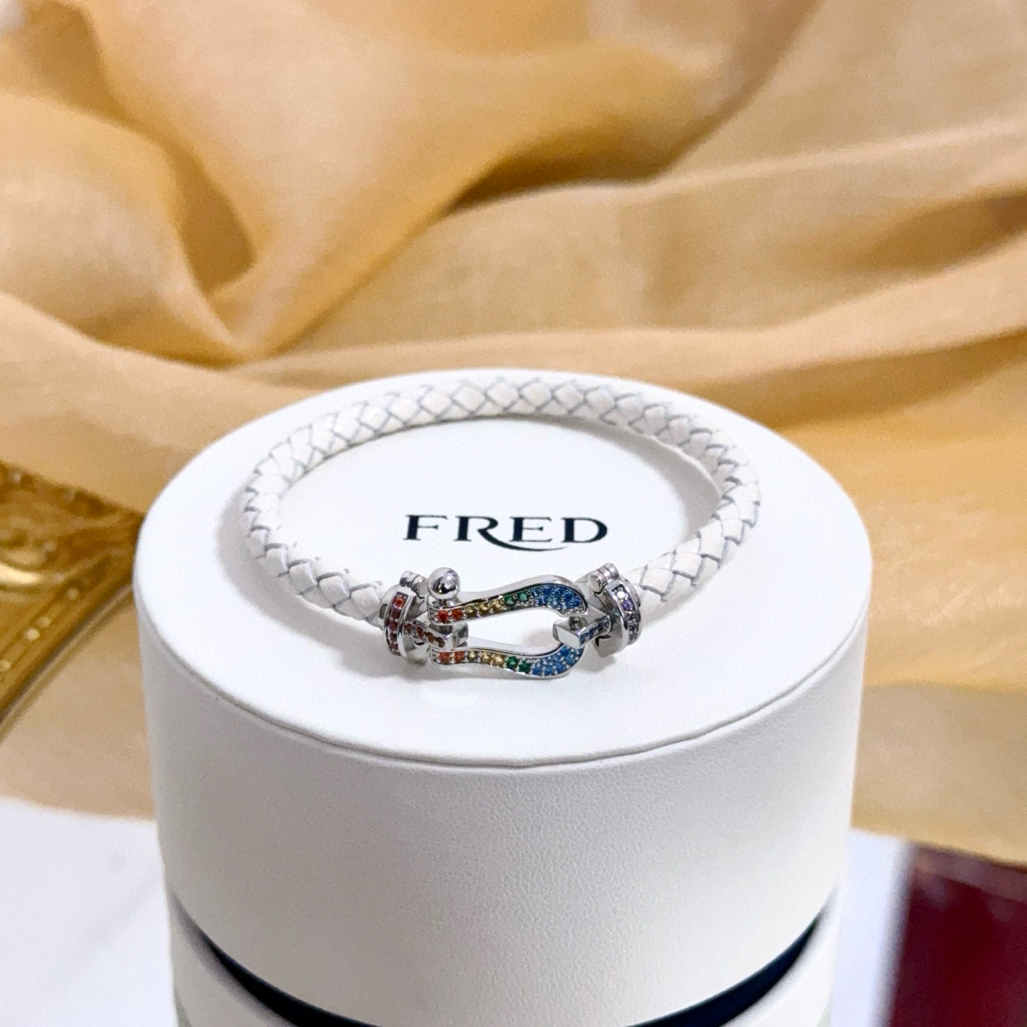 NO:688288,Popular Frederic full diamond horseshoe buckle leather rope bracelet, classic and versatile, a must-have item for fashionistas, fashionable and exquisite, 11 pairs of customized versions, thickened 18k electroplating process, the effect is very versatile!  !  , jewelry boutique, bracelet19860909火爆 费雷德满钻马蹄扣皮绳手镯 经典百搭,网红达人 时尚一族备必单品,时尚精致,11对版定制,加厚电镀18k工艺,上手效果非常百搭！！,饰品精品,bracelet,Jewelry