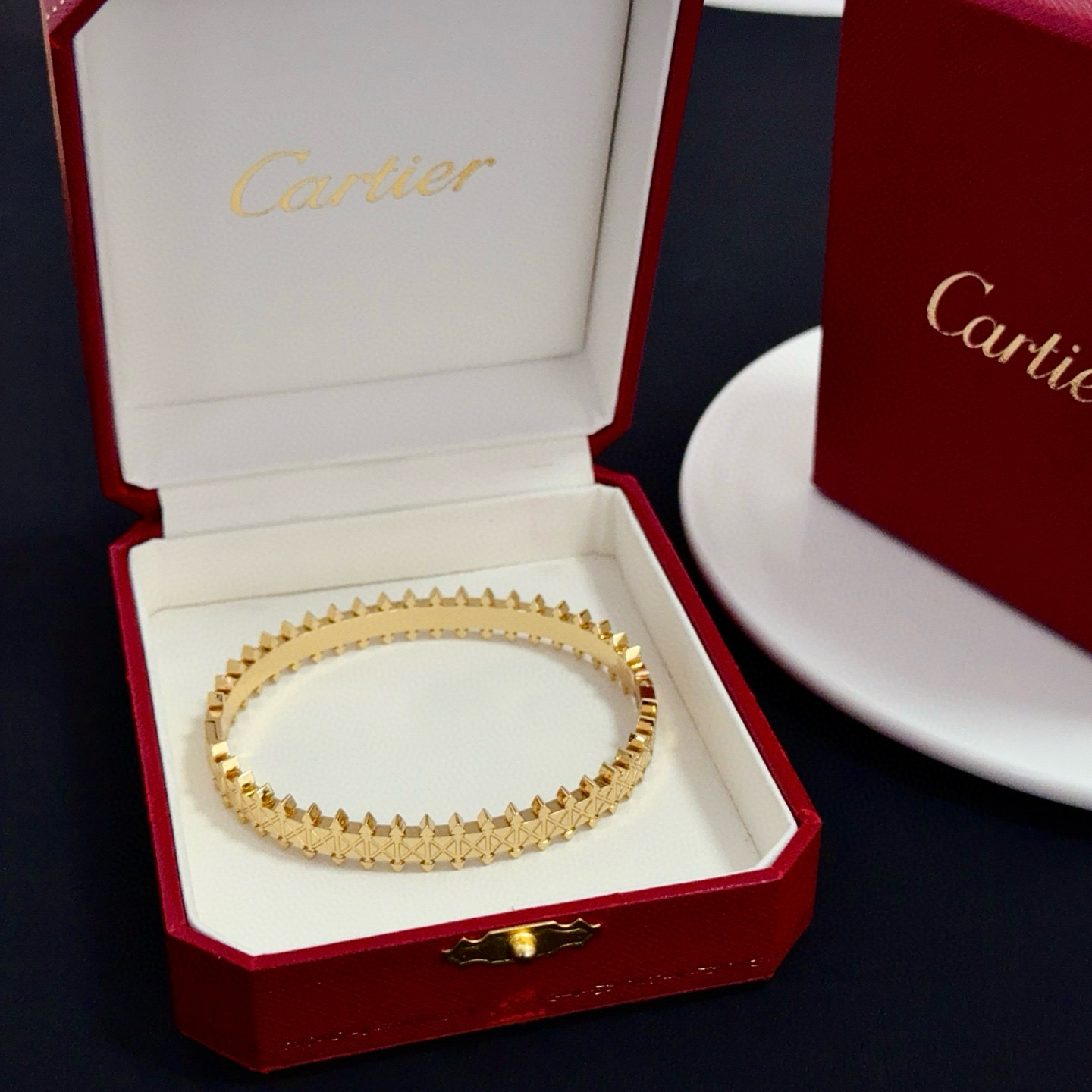 NO:688296,Cartier bracelet, high-end customized version, inlaid with diamond craftsmanship, V gold material, classic and fashionable style, reconstructing the aesthetics of love with sharp lines!  Breaking the rules, the diamond-encrusted design actually achieves the ceiling of high-end sense - no need for flashy accumulation, love should be as pure as ever. Cartier is loved by many celebrities and Internet celebrities. The Leopard series bracelet is absolutely an eternal classic, and it is not limited to men and women, and there is no age limit!  Wear it and you will be the center of attention!  , jewelry boutique, cartier, bracelet19860909卡地亚手镯 高端定制版本 镶嵌钻工艺 V金材质 经典而时尚风格 用凌厉线条重构爱情美学！打破常规,镶嵌钻设计反而成就高级感天花板——无需浮华堆砌,爱本应纯粹如初 卡地亚受众多明星网红的爱戴 豹子系列手镯 绝对是永恒经典 而且男女不限 年龄不限 ！戴上它你就是焦点！,饰品精品,cartier,bracelet,Jewelry