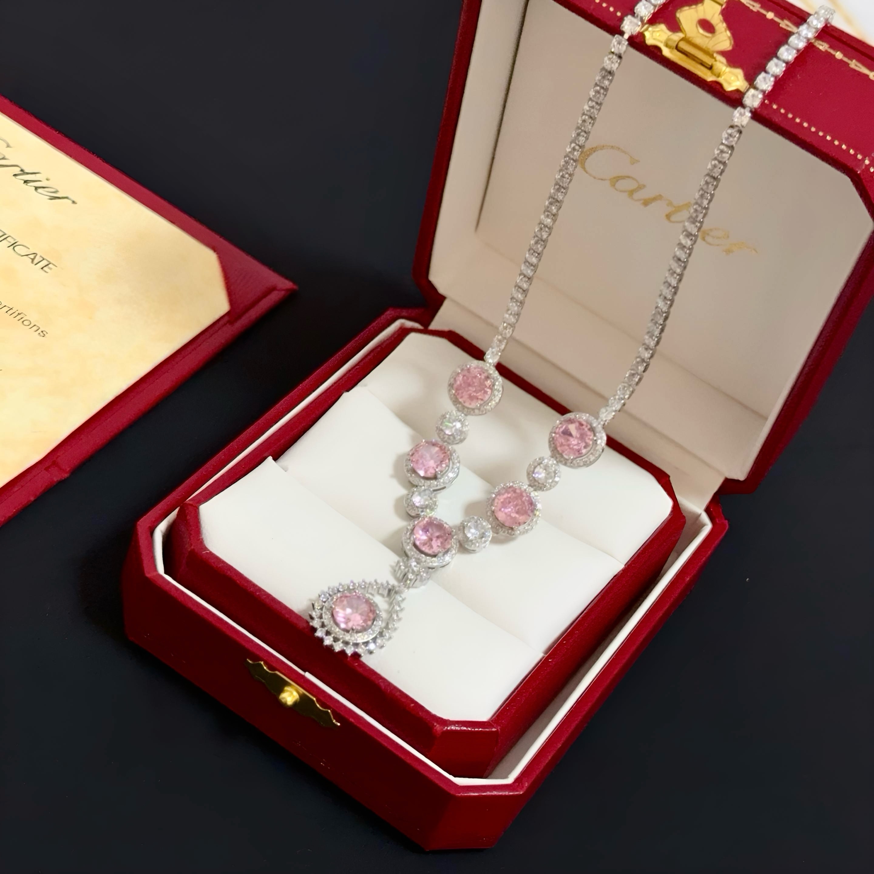 NO:688300,Cartier diamond-encrusted necklace, high-end customized version, diamond-encrusted craftsmanship, V gold material, classic and fashionable style, reconstruct the aesthetics of love with sharp lines!  Breaking the rules, the diamond-encrusted design actually achieves the ceiling of high-end sense - no need for flashy accumulation, love should be as pure as ever. Cartier is loved by many celebrities and Internet celebrities. The Leopard series bracelet is absolutely an eternal classic, and it is not limited to men and women, and there is no age limit!  Wear it and you will be the center of attention!  , jewelry boutique,cartier,necklace,bracelet19860909卡地亚镶钻项链 高端定制版本 镶嵌钻工艺 V金材质 经典而时尚风格 用凌厉线条重构爱情美学！打破常规,镶嵌钻设计反而成就高级感天花板——无需浮华堆砌,爱本应纯粹如初 卡地亚受众多明星网红的爱戴 豹子系列手镯 绝对是永恒经典 而且男女不限 年龄不限 ！戴上它你就是焦点！,饰品精品,cartier,necklace,bracelet,Jewelry