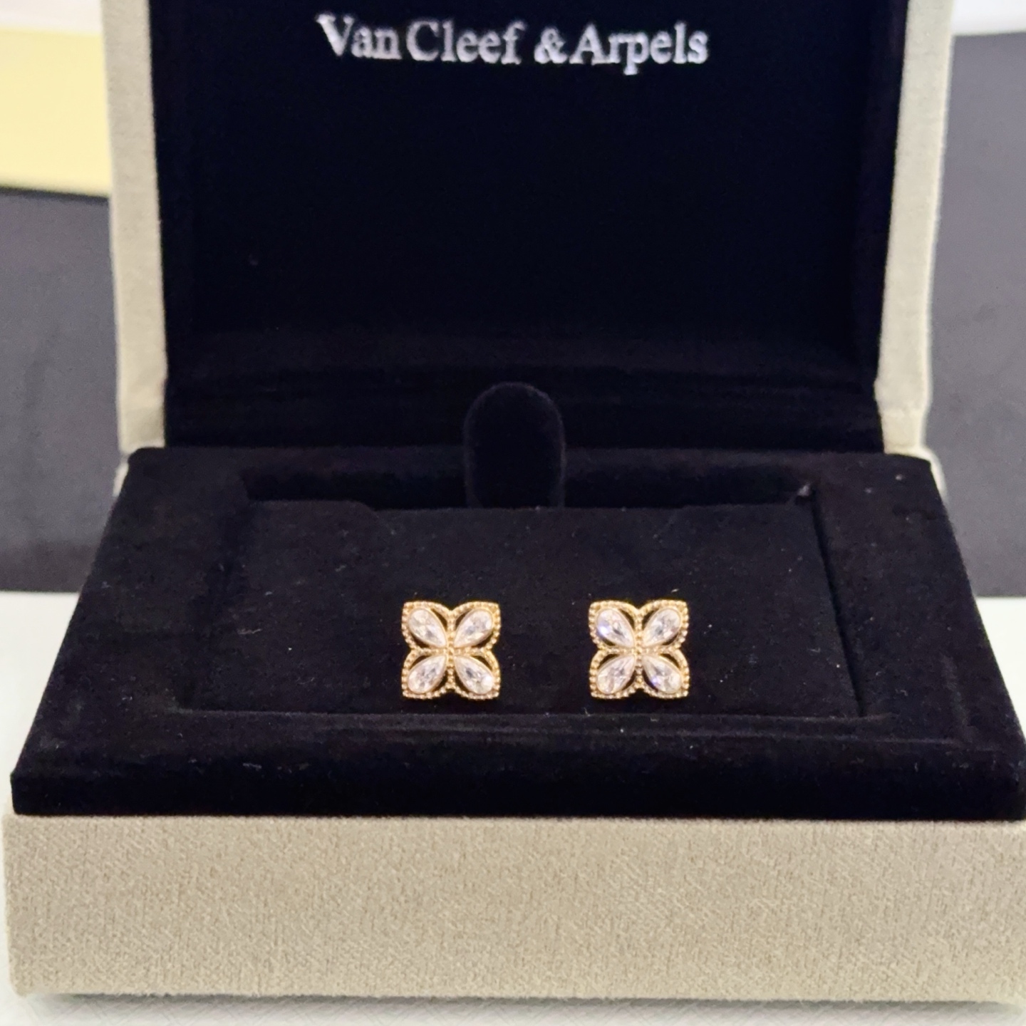 NO:688325,[Seiko Original] Popular VCA Four-leaf Clover Van Cleef & Arpels Earrings V Gold Level Classic Works Same as the Official Website Fashion Trend Using Multi-layered Metal Carving Design to Make the Petals More Three-dimensional Inlaid with Full Diamond Craftsmanship Showing Femininity [Gift] Four-leaf Clover Lucky Pattern Symbolizing Luck and Happiness Unique and Romantic Combining Simple and Harmonious Lines with Materials Polished and Polished to Show Nobility and Elegance [Celebration] [Celebration], Boutique Jewelry, van cleef19860909〔精工原版〕爆款 VCA四叶草梵克雅宝耳钉 V金等级 经典之作 官网同款 时尚潮流 采用多层次金属雕刻设计 使花瓣更立体 镶嵌满钻工艺 尽显女性柔美气质[礼物] 四叶草幸运图案 象征幸运和幸福 独特又浪漫将简单和谐的线条与材质相融合 经过抛光和打磨 彰显高贵优雅[庆祝][庆祝],饰品精品,van cleef,Jewelry