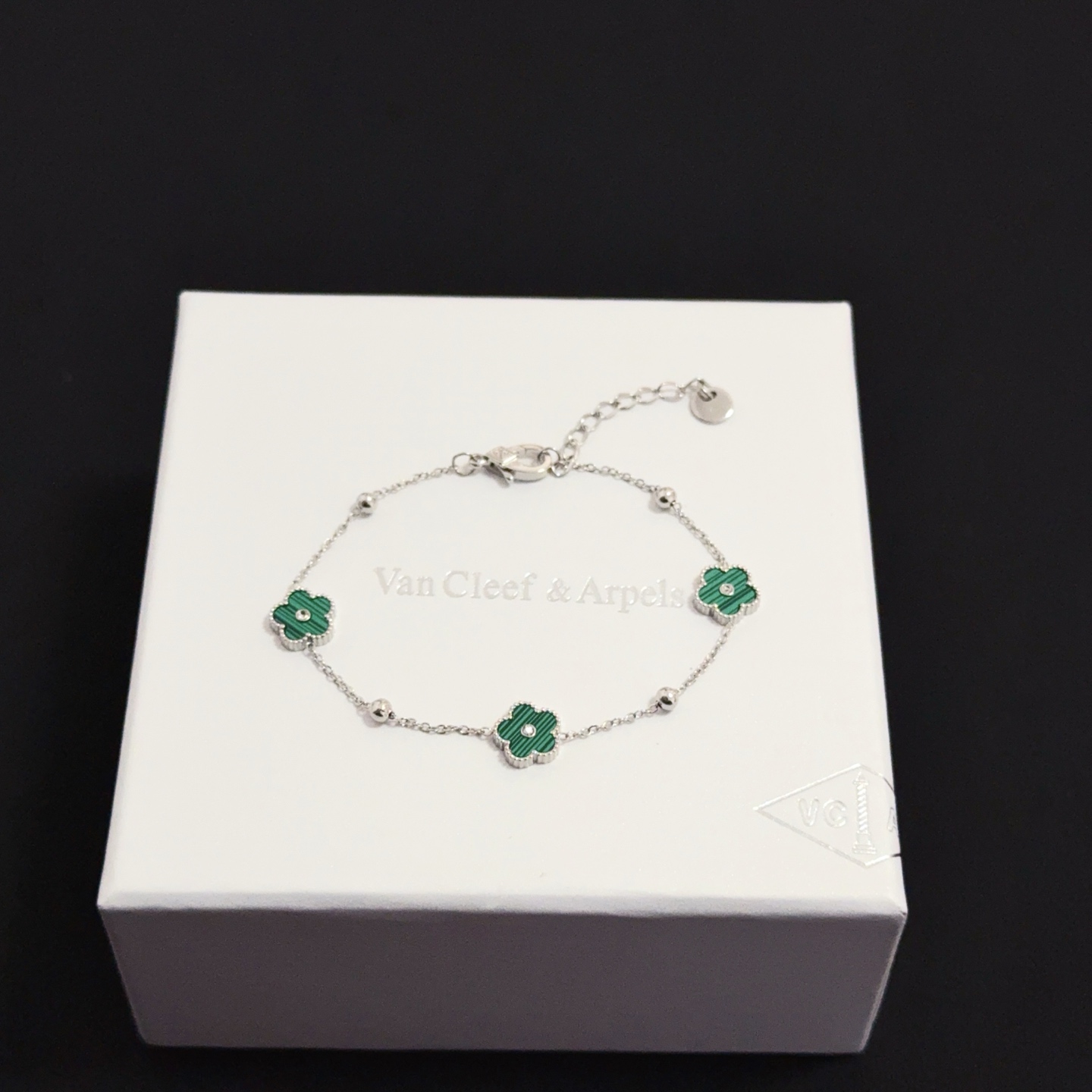 NO:688317,[Seiko Original] Popular VCA Four-leaf Clover Van Cleef & Arpels Bracelet V Gold Level Classic Work Same as Official Website Fashion Trend Multi-layered metal carving design makes the petals more three-dimensional. Inlaid with full diamond craftsmanship, it shows the feminine temperament [Gift] Four-leaf clover lucky pattern symbolizes luck and happiness. Unique and romantic, blending simple and harmonious lines with materials. Polished and polished, showing nobility and elegance [Celebration] [Celebration], boutique jewelry, van  cleef,bracelet19860909〔精工原版〕爆款 VCA四叶草梵克雅宝手链 V金等级 经典之作 官网同款 时尚潮流 采用多层次金属雕刻设计 使花瓣更立体 镶嵌满钻工艺 尽显女性柔美气质[礼物] 四叶草幸运图案 象征幸运和幸福 独特又浪漫将简单和谐的线条与材质相融合 经过抛光和打磨 彰显高贵优雅[庆祝][庆祝],饰品精品,van cleef,bracelet,Jewelry