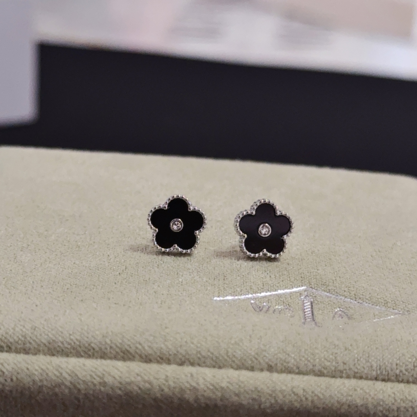 NO:688322,[Seiko Original] Popular VCA Four-leaf Clover Van Cleef & Arpels Earrings V Gold Level Classic Works Same as the Official Website Fashion Trend Using Multi-layered Metal Carving Design to Make the Petals More Three-dimensional Inlaid with Full Diamond Craftsmanship Showing Femininity [Gift] Four-leaf Clover Lucky Pattern Symbolizing Luck and Happiness Unique and Romantic Combining Simple and Harmonious Lines with Materials Polished and Polished to Show Nobility and Elegance [Celebration] [Celebration], Boutique Jewelry, van cleef19860909〔精工原版〕爆款 VCA四叶草梵克雅宝耳钉 V金等级 经典之作 官网同款 时尚潮流 采用多层次金属雕刻设计 使花瓣更立体 镶嵌满钻工艺 尽显女性柔美气质[礼物] 四叶草幸运图案 象征幸运和幸福 独特又浪漫将简单和谐的线条与材质相融合 经过抛光和打磨 彰显高贵优雅[庆祝][庆祝],饰品精品,van cleef,Jewelry