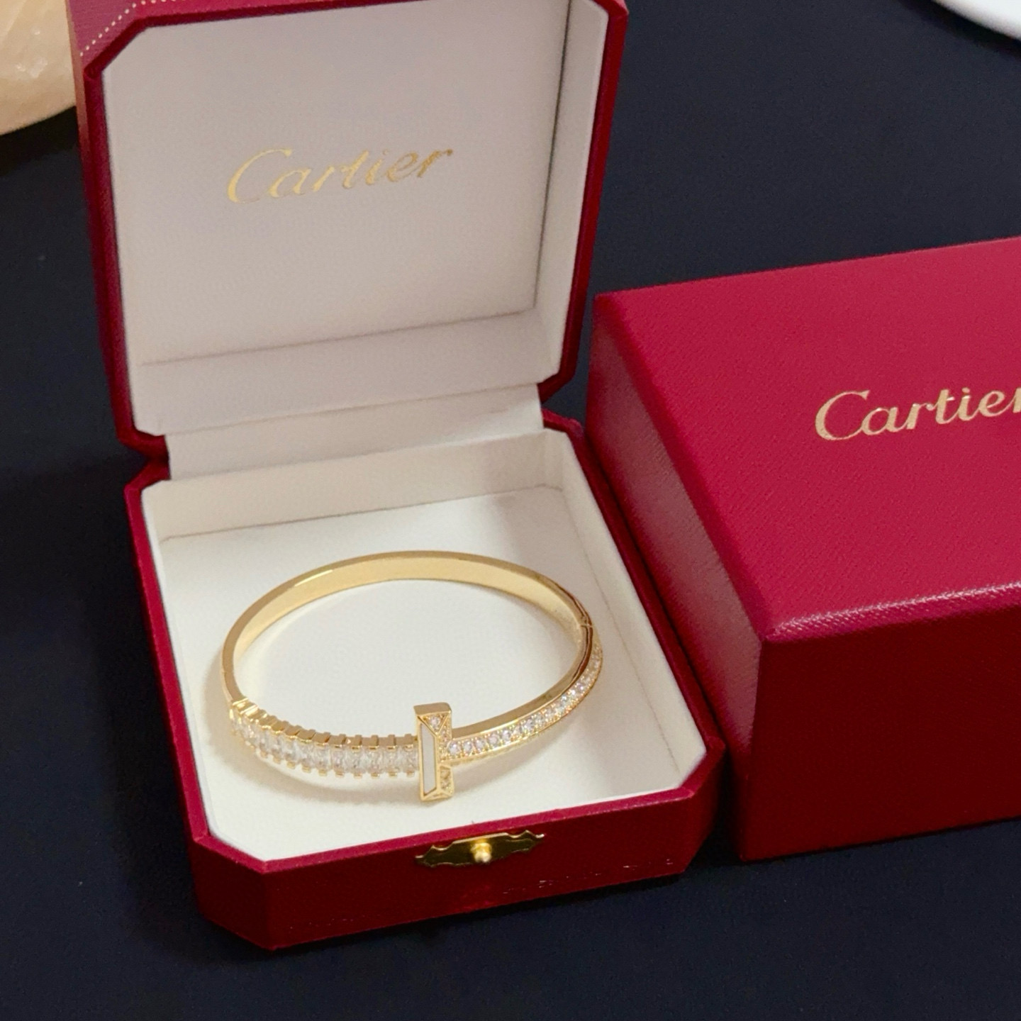 NO:688327,Cartier diamond-encrusted bracelet, high-end customized version, diamond-encrusted craftsmanship, V gold material, classic and fashionable style, reconstruct the aesthetics of love with sharp lines!  Breaking the rules, the diamond-encrusted design actually achieves the ceiling of high-end sense - no need for flashy accumulation, love should be as pure as ever. Cartier is loved by many celebrities and Internet celebrities. The Leopard series bracelet is absolutely an eternal classic, and it is not limited to men and women, and there is no age limit!  Wear it and you will be the center of attention!  , jewelry boutique, cartier, bracelet19860909卡地亚镶钻手镯 高端定制版本 镶嵌钻工艺 V金材质 经典而时尚风格 用凌厉线条重构爱情美学！打破常规,镶嵌钻设计反而成就高级感天花板——无需浮华堆砌,爱本应纯粹如初 卡地亚受众多明星网红的爱戴 豹子系列手镯 绝对是永恒经典 而且男女不限 年龄不限 ！戴上它你就是焦点！,饰品精品,cartier,bracelet,Jewelry