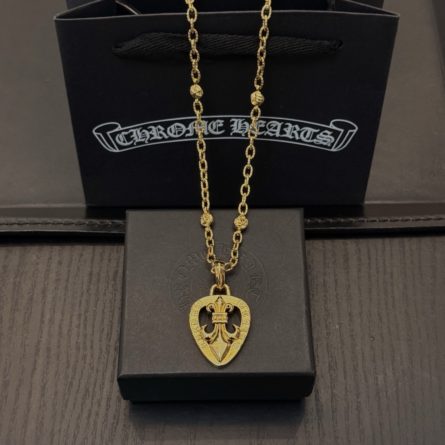 NO:704718,New [counter quality] Chrome Hearts classic retro cross flower ball necklace, heart-shaped Scout flower pendant, different pattern design styles with concave and convex shapes, showing a distinctive cross. The Scout flower is the symbol of Chrome Hearts, so it is more durable. Genuine pattern-printed Chrome Hearts distinguishes the ordinary light version in the market. Match the version and benchmark quality. Look at the printing details. The degree of retro gray oxidation. Seiko version!  !  !  Purely handmade ~ Authentic open mold fashion essentials. Can be worn by both men and women. Same style for couples. Official website original. Rock punk Thai silver style. Retro elements. Trendy and versatile!  , jewelry boutique, chrome hearts, chrome hearts, necklace19860909新款【专柜品质】Chrome Hearts克罗心经典复古十字花球项链 心型童军花吊坠 凹凸造型不同的花纹设计风格 呈现出与众不同 十字架 童军花是克罗心的志 所以更经久不衰 正品打版Chrome Hearts克罗心 区别市场普通轻版 对版对标品质 看字印细节 复古做旧灰氧程度.精工版本！！！ 纯手工打造 ～正品开模潮流时尚必备 男女均可佩戴 情侣同款 官网原版 摇滚朋克泰银风格 复古元素 潮流百搭！,饰品精品,chrome hearts,chrome hearts,necklace,Jewelry