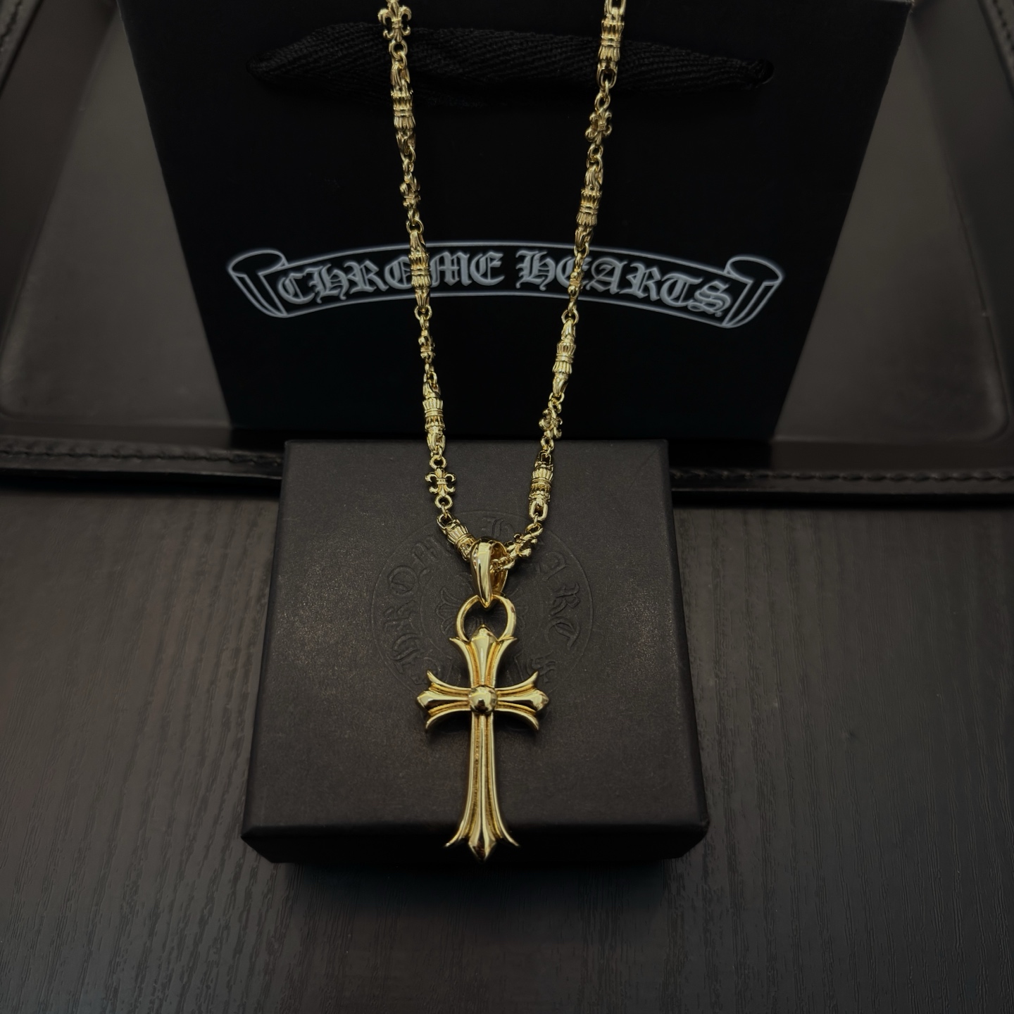 NO:704722,New [counter quality] Chrome Hearts classic retro cross necklace, cross pendant, concave and convex shapes, different pattern design styles, showing a distinctive cross and Scout flower is Chrome Hearts' symbol, so it is more durable. Genuine pattern-printed Chrome Hearts distinguishes the ordinary light version in the market. Match the version and benchmark quality. Look at the printing details, the degree of retro gray oxidation. Seiko version!  !  !  Purely handmade ~ Authentic open mold fashion essentials. Can be worn by both men and women. Same style for couples. Official website original. Rock punk Thai silver style. Retro elements. Trendy and versatile!  , jewelry boutique, chrome hearts, chrome hearts, necklace19860909新款【专柜品质】Chrome Hearts克罗心经典复古十字架项链 十字架吊坠 凹凸造型不同的花纹设计风格 呈现出与众不同 十字架 童军花是克罗心的志 所以更经久不衰 正品打版Chrome Hearts克罗心 区别市场普通轻版 对版对标品质 看字印细节 复古做旧灰氧程度.精工版本！！！ 纯手工打造 ～正品开模潮流时尚必备 男女均可佩戴 情侣同款 官网原版 摇滚朋克泰银风格 复古元素 潮流百搭！,饰品精品,chrome hearts,chrome hearts,necklace,Jewelry